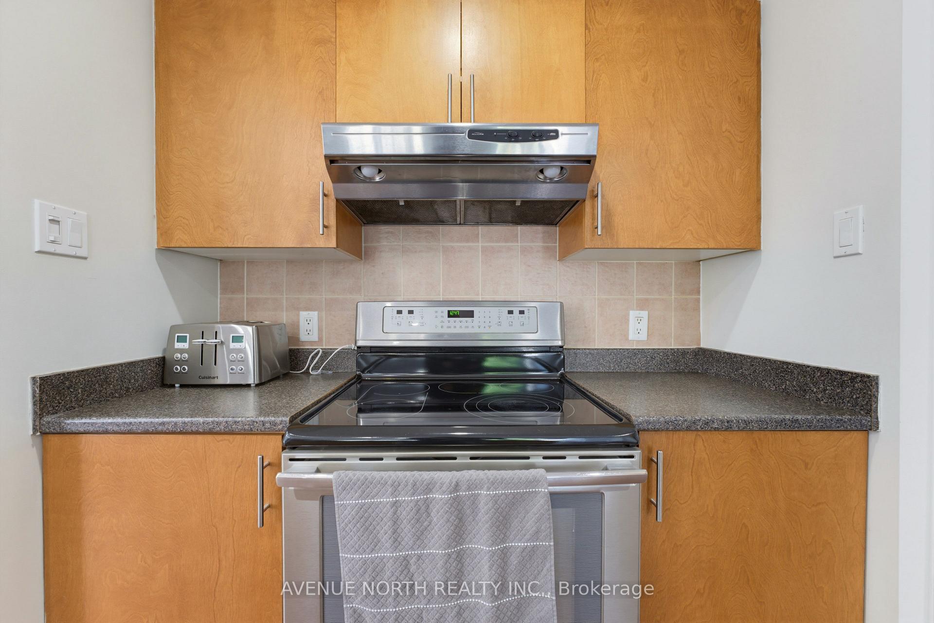 Photo 13 of 45 Saddlesmith Circle, Ottawa, Kanata - Emerald Meadows/Trailwest — HOMEH