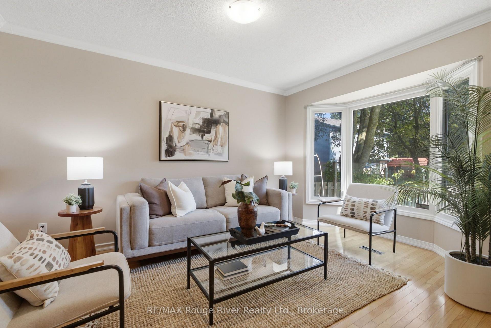 Photo 3 of 692 Avery Court, Oshawa, Pinecrest — HOMEH