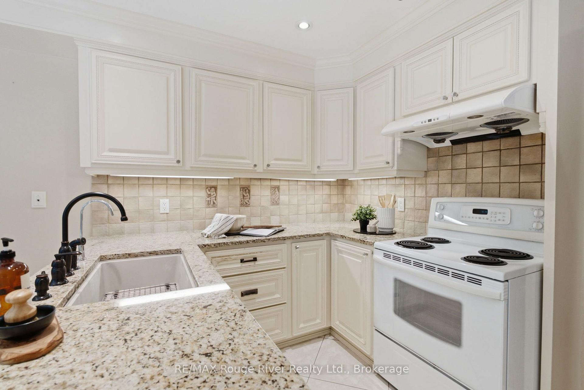 Photo 7 of 692 Avery Court, Oshawa, Pinecrest — HOMEH