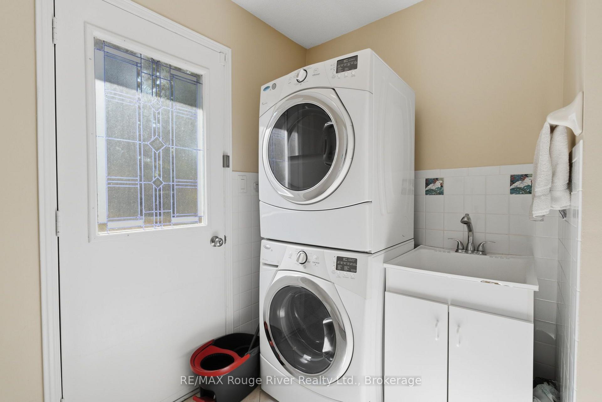 Photo 17 of 692 Avery Court, Oshawa, Pinecrest — HOMEH