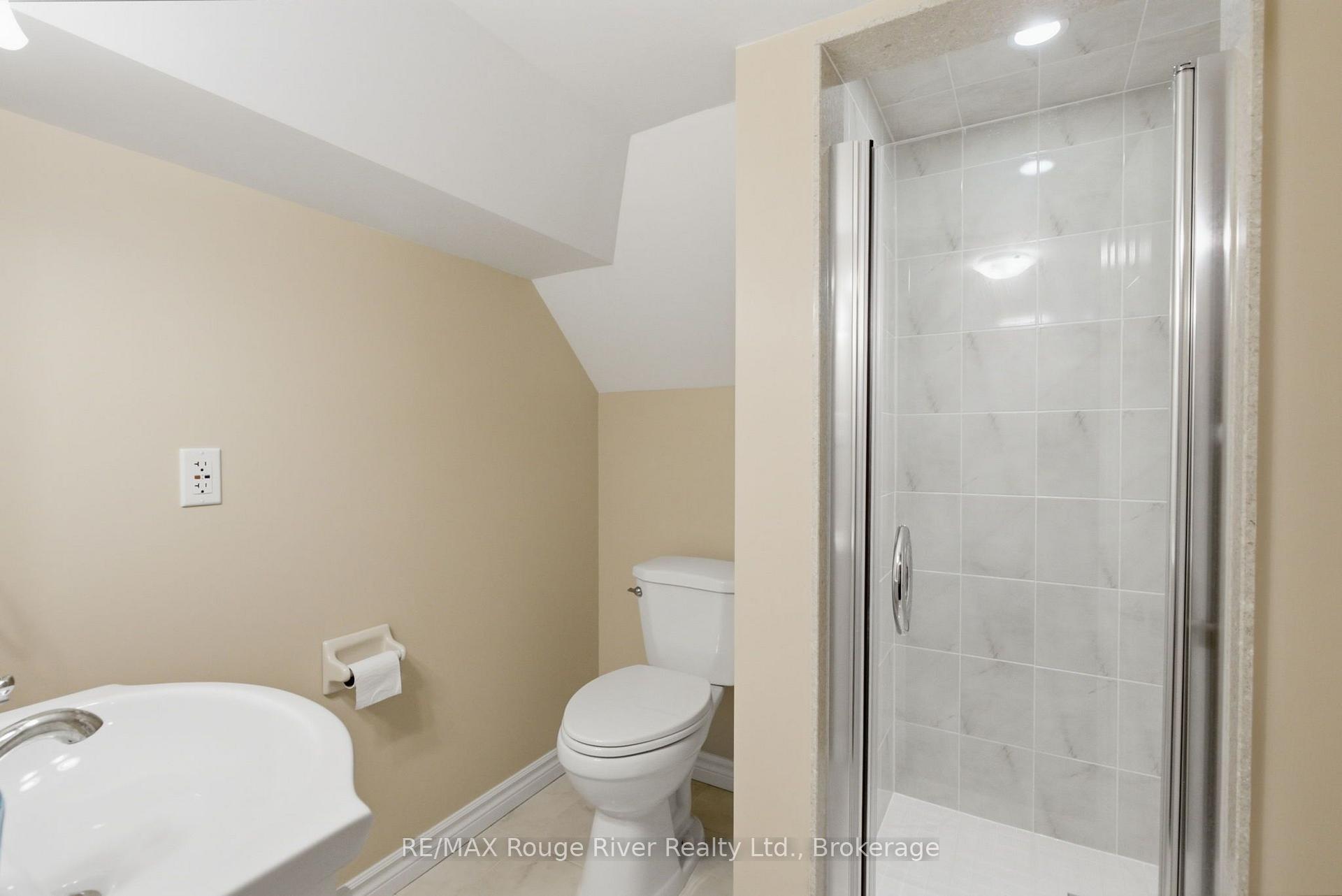 Photo 37 of 692 Avery Court, Oshawa, Pinecrest — HOMEH