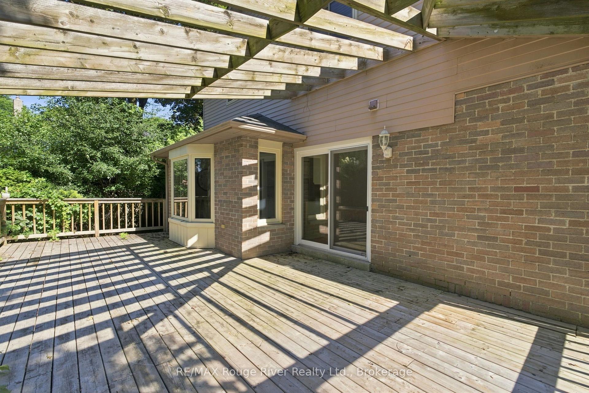 Photo 39 of 692 Avery Court, Oshawa, Pinecrest — HOMEH