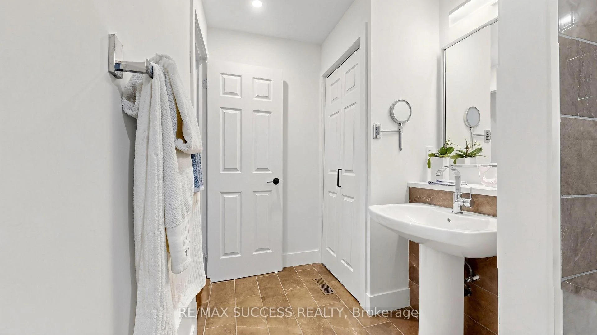Photo 25 of Unit 66, 1200 Walden Circle, Mississauga, Clarkson — HOMEH