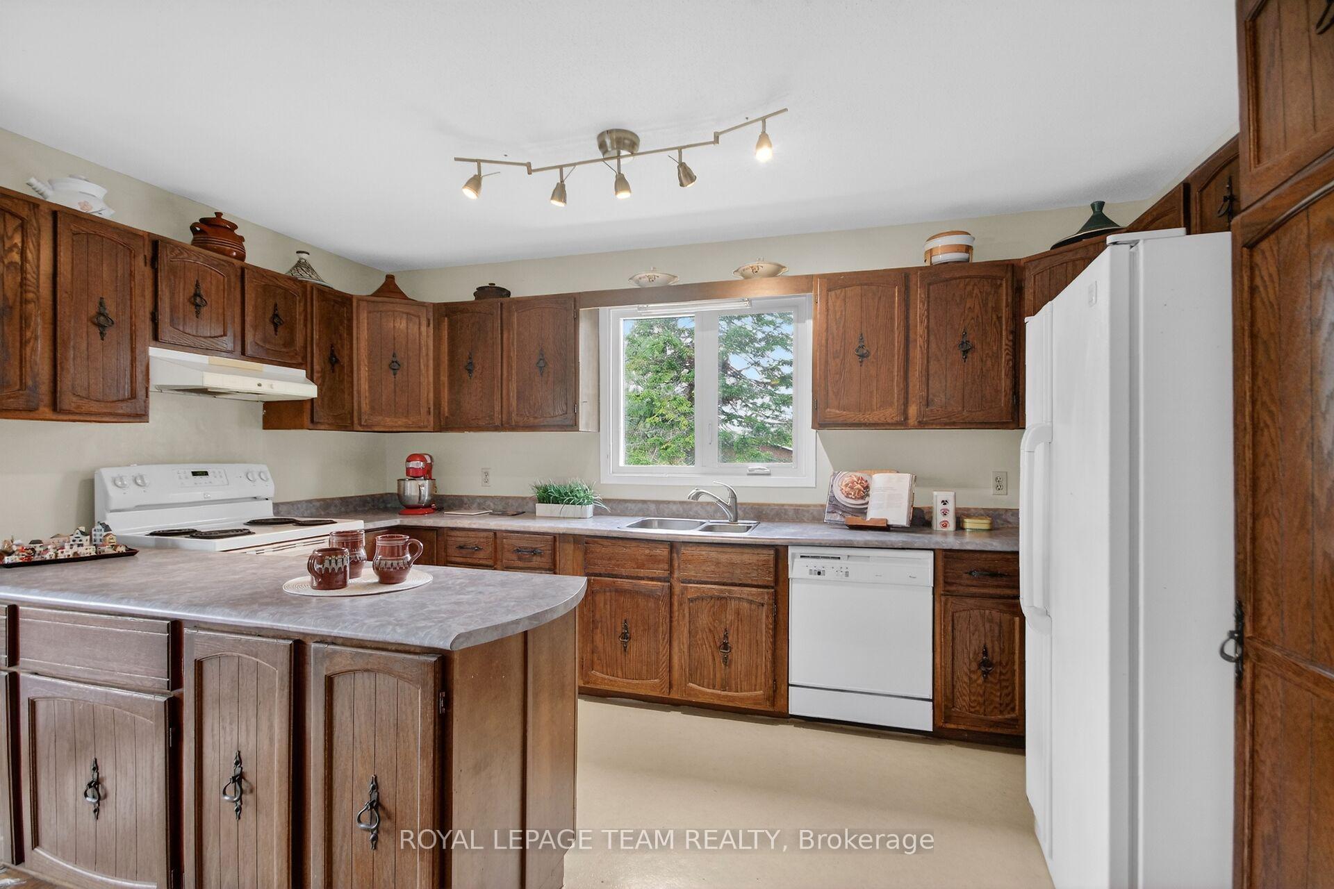Photo 16 of 136 James Cummings Avenue, Ottawa, Crystal Bay/Rocky Point — HOMEH