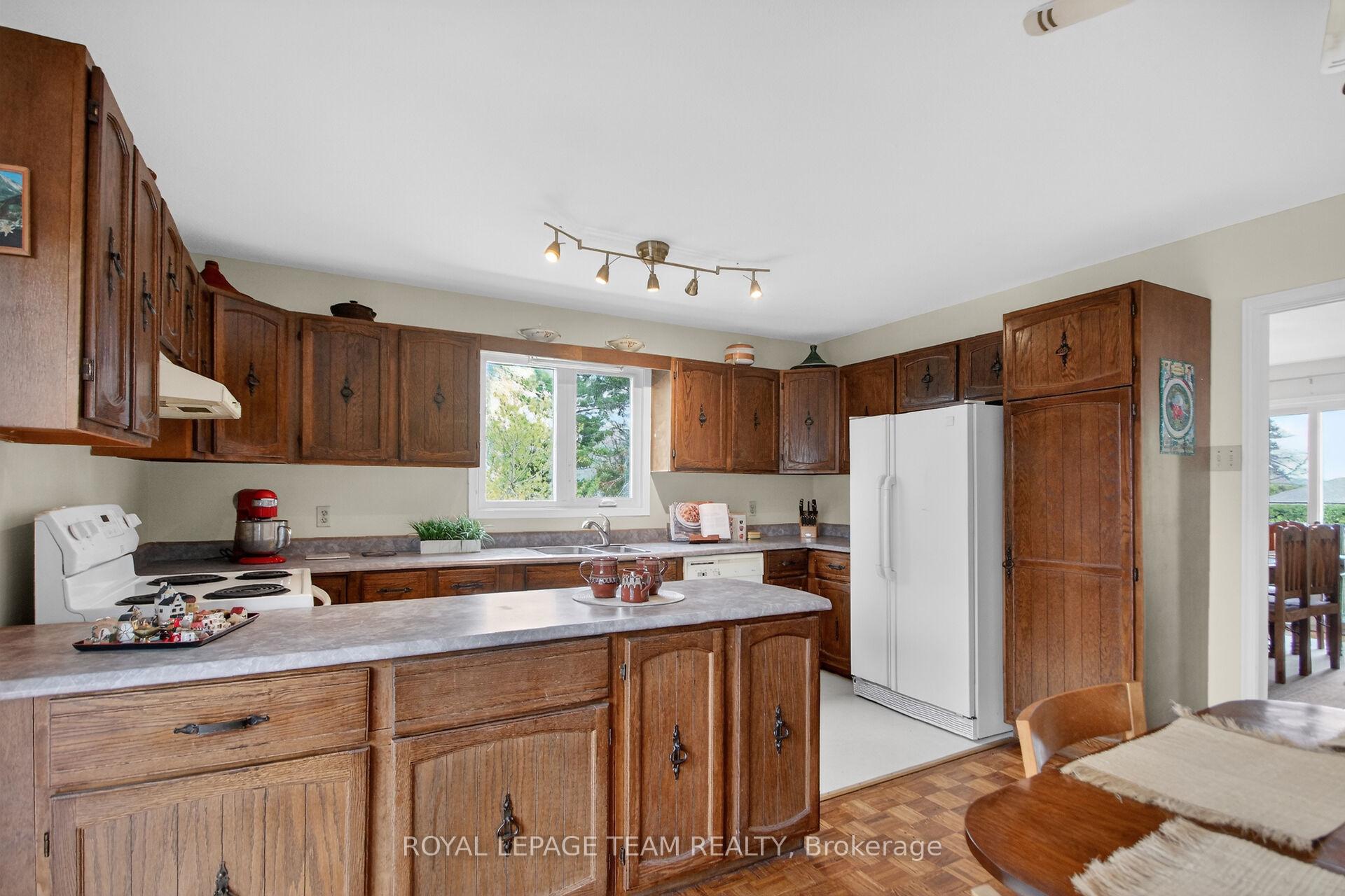 Photo 17 of 136 James Cummings Avenue, Ottawa, Crystal Bay/Rocky Point — HOMEH