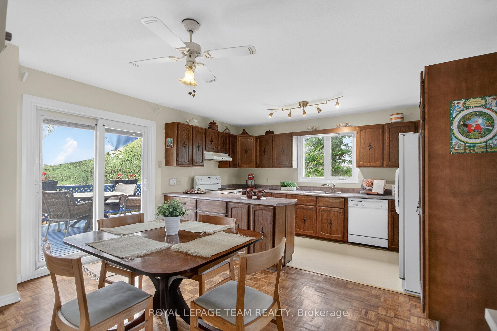 Photo 18 of 136 James Cummings Avenue, Ottawa, Crystal Bay/Rocky Point — HOMEH