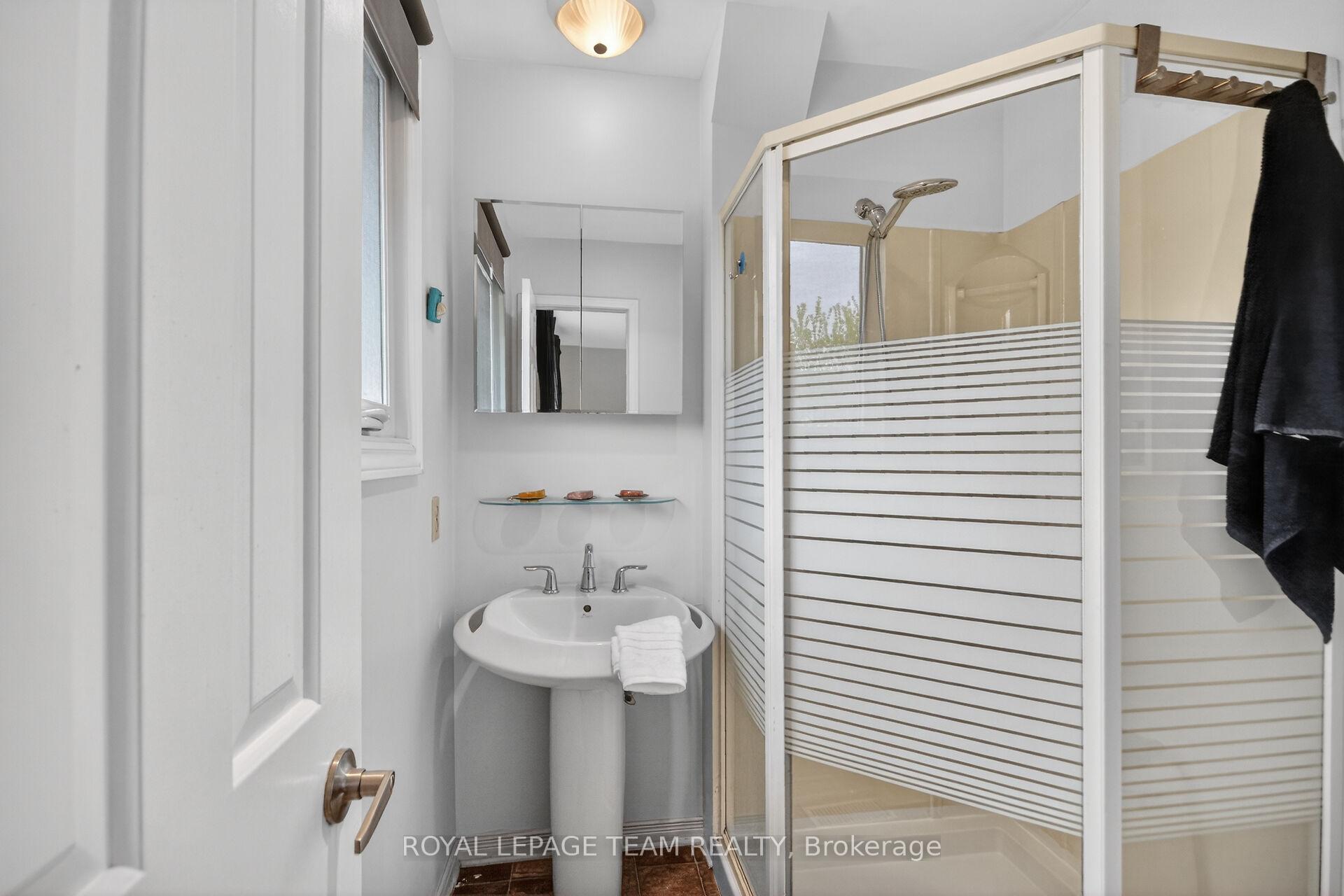 Photo 24 of 136 James Cummings Avenue, Ottawa, Crystal Bay/Rocky Point — HOMEH