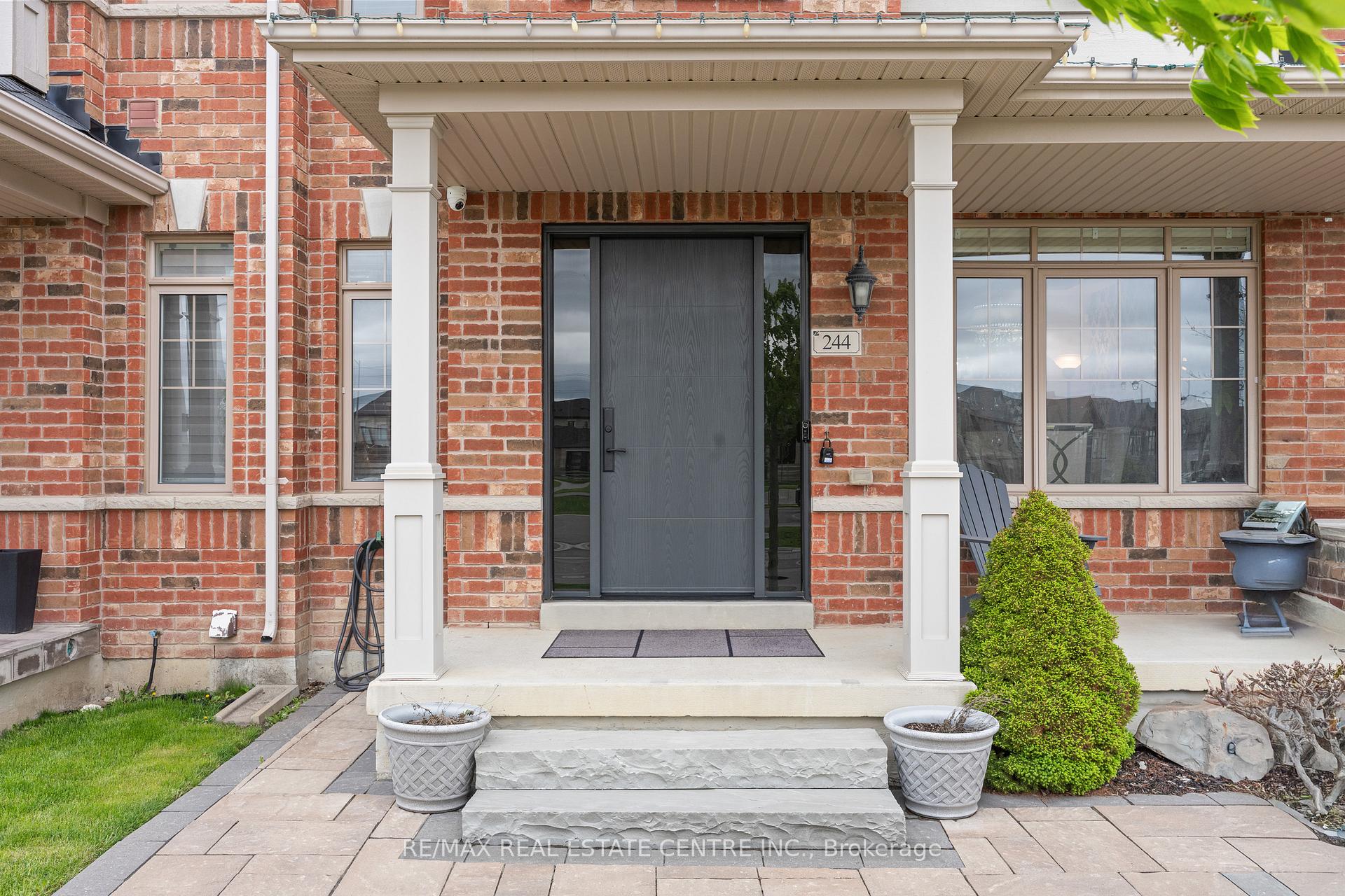 Photo 3 of 244 Moody Drive, Vaughan, Kleinburg — HOMEH