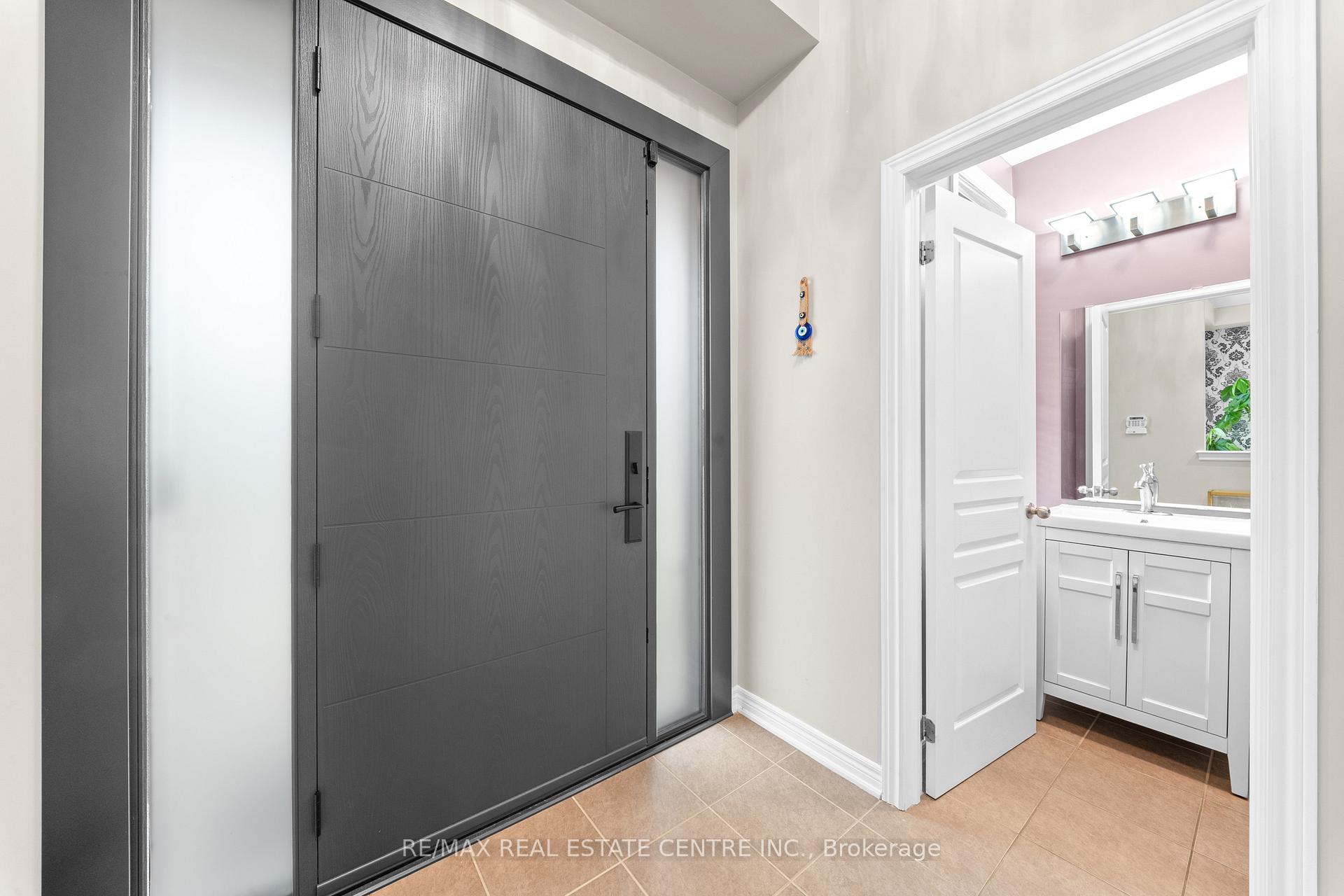 Photo 4 of 244 Moody Drive, Vaughan, Kleinburg — HOMEH