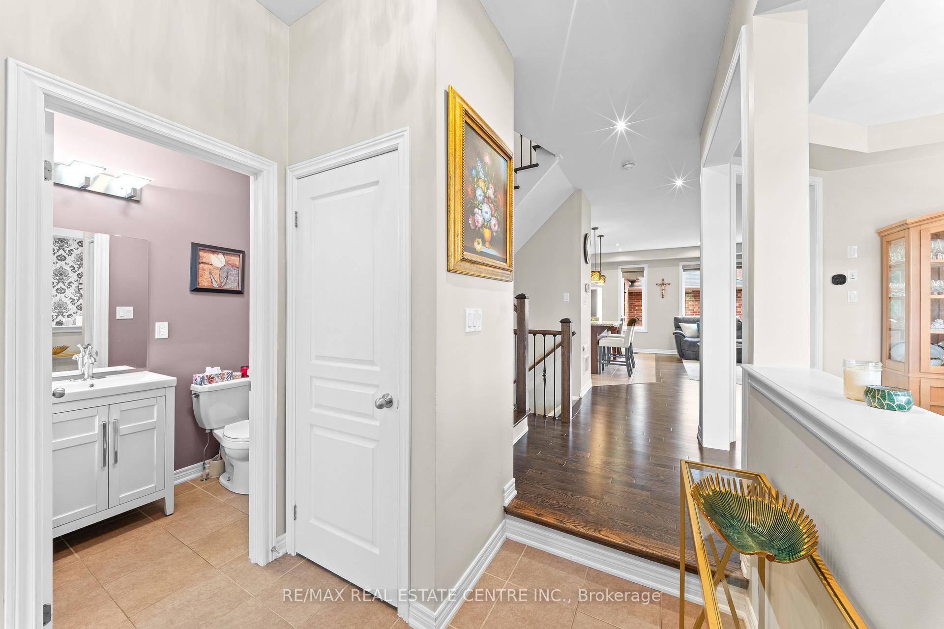 Photo 5 of 244 Moody Drive, Vaughan, Kleinburg — HOMEH