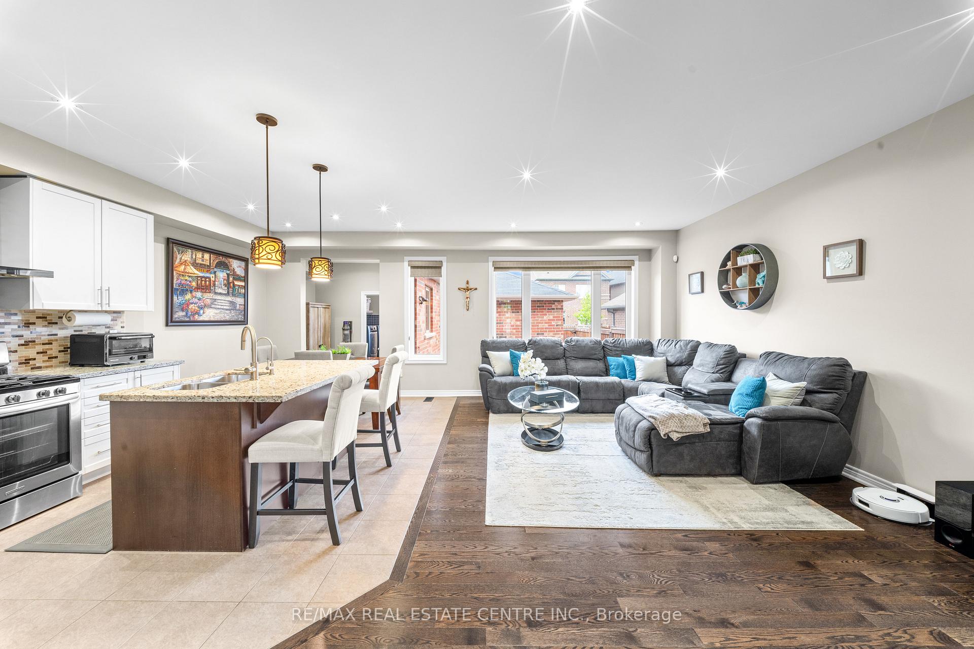 Photo 11 of 244 Moody Drive, Vaughan, Kleinburg — HOMEH