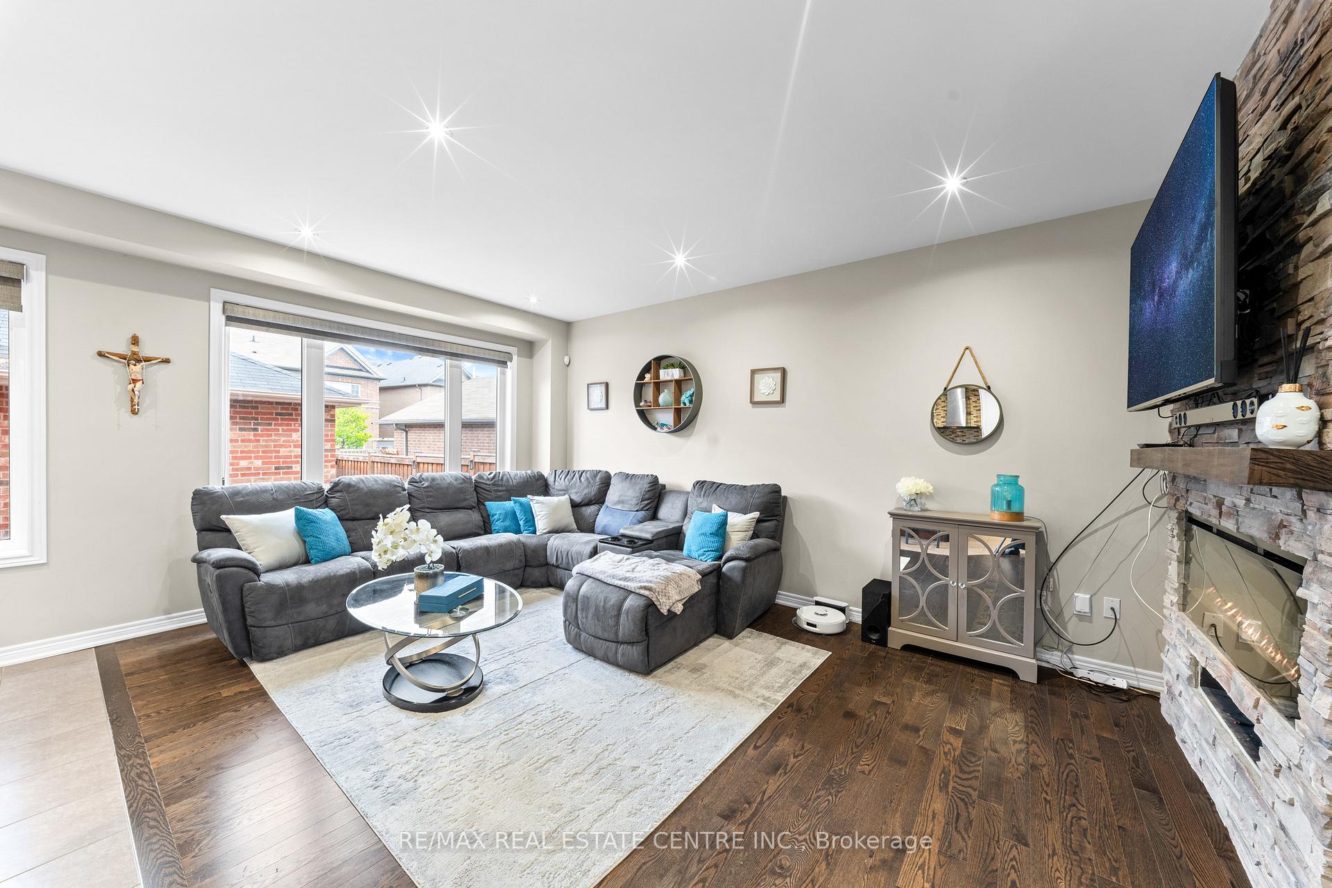Photo 12 of 244 Moody Drive, Vaughan, Kleinburg — HOMEH