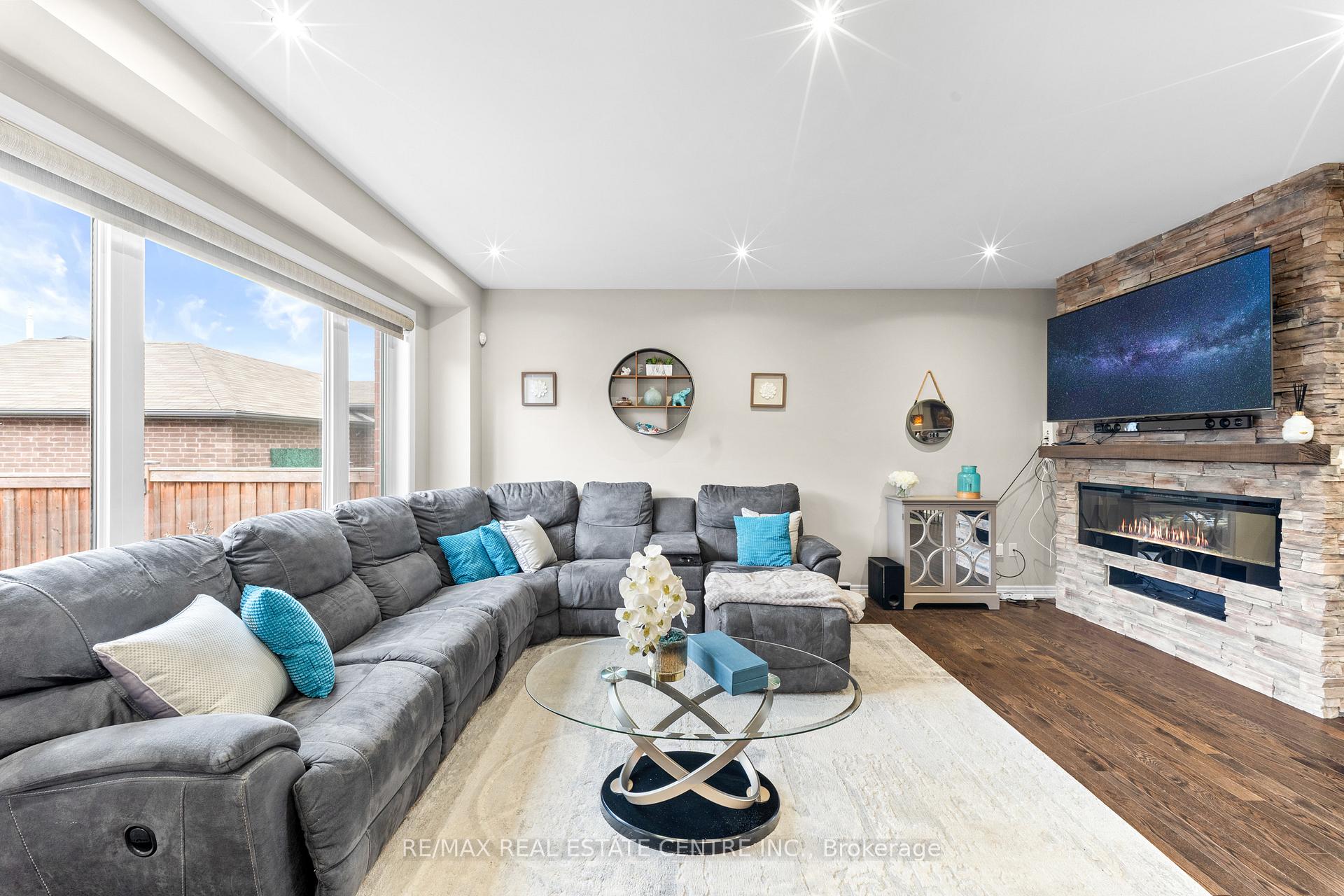 Photo 13 of 244 Moody Drive, Vaughan, Kleinburg — HOMEH
