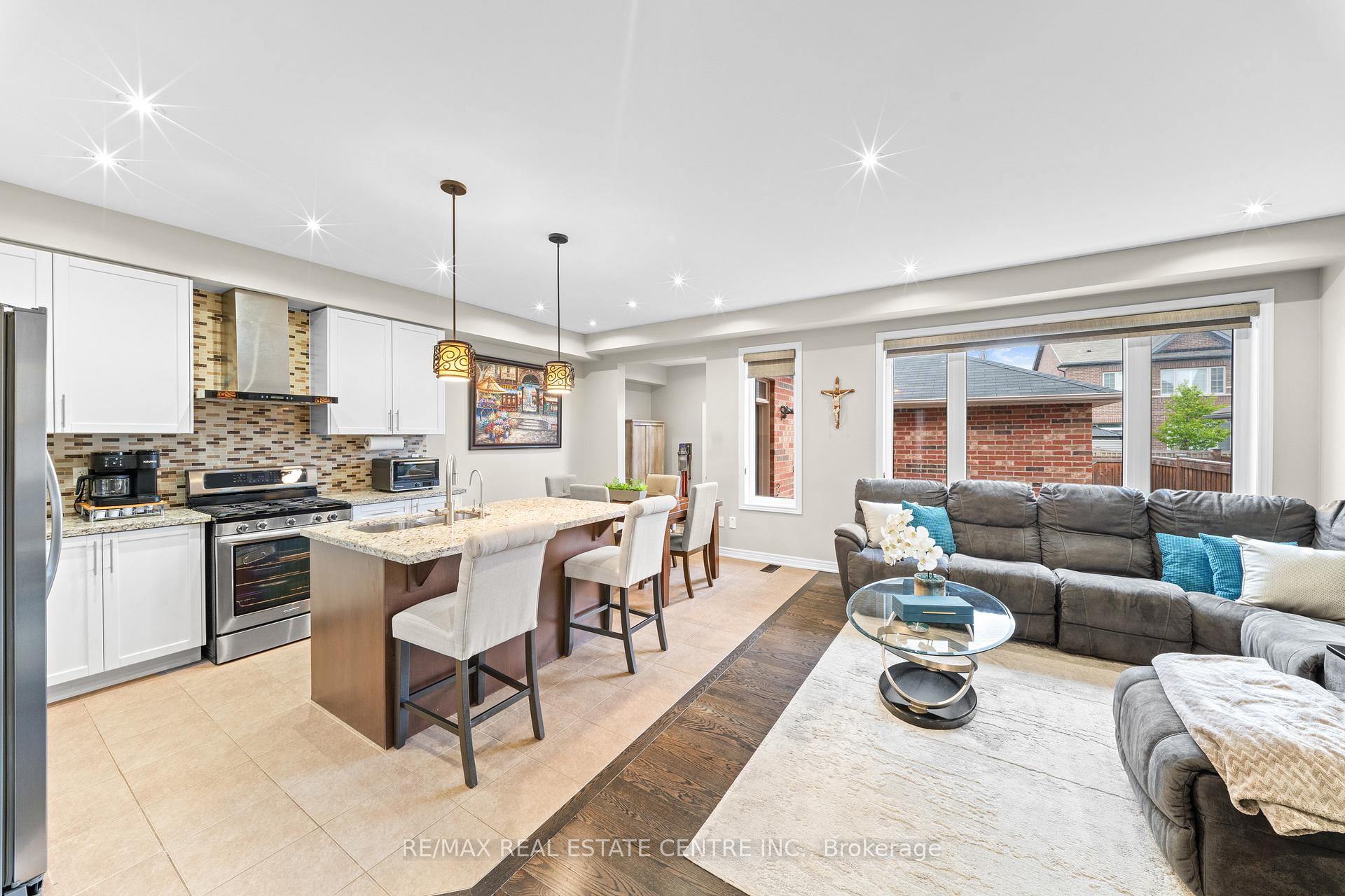 Photo 15 of 244 Moody Drive, Vaughan, Kleinburg — HOMEH