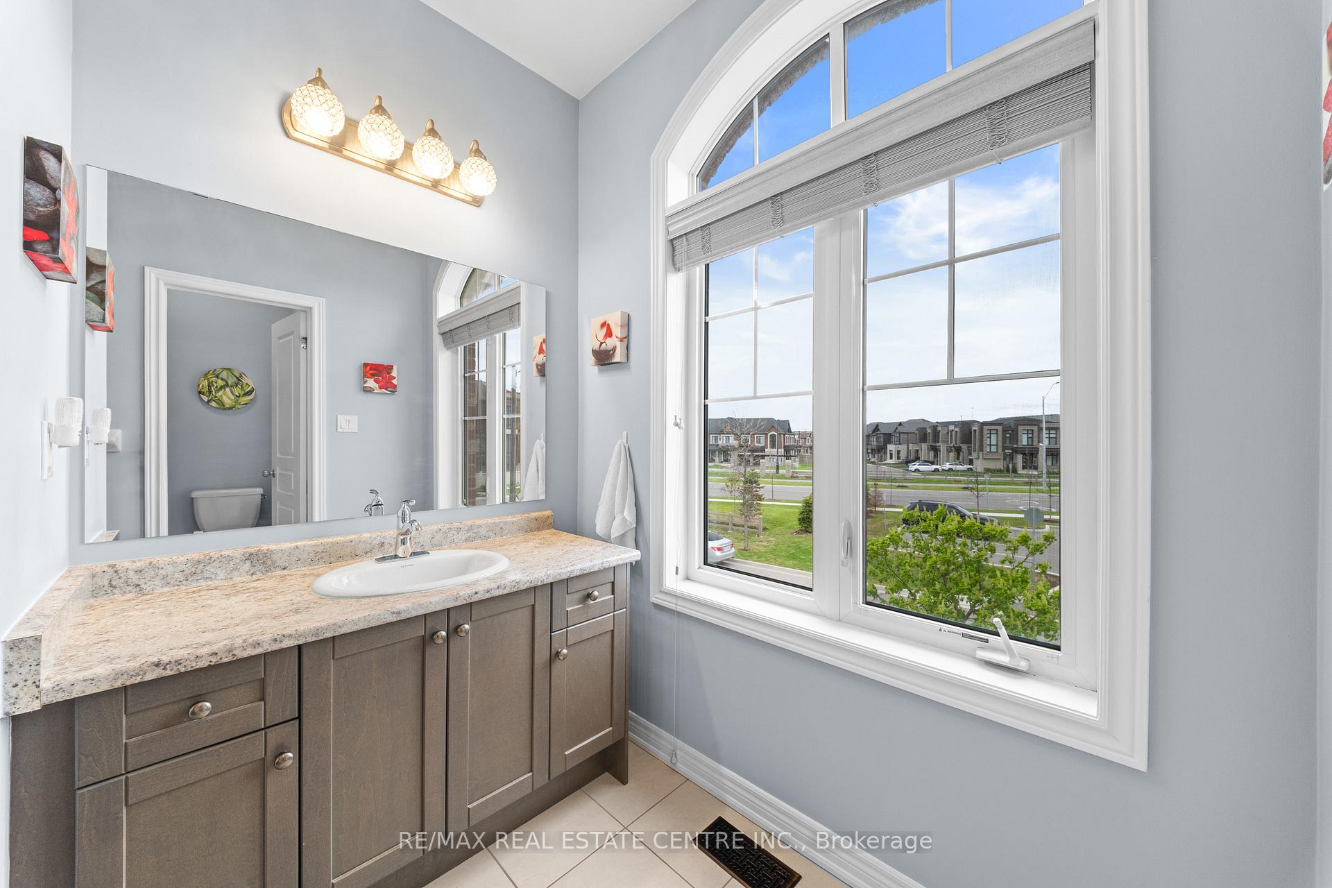 Photo 37 of 244 Moody Drive, Vaughan, Kleinburg — HOMEH