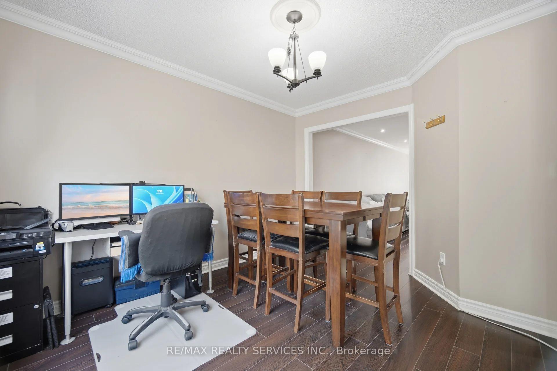 Photo 11 of 10 Hartnell Square, Brampton, Central Park — HOMEH