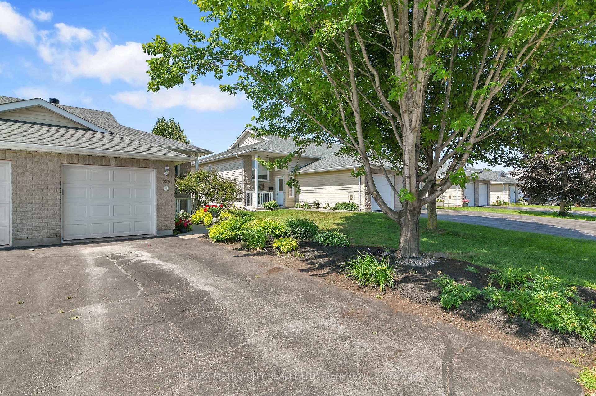 Photo 3 of 854 Eighth Street, Renfrew, Renfrew — HOMEH