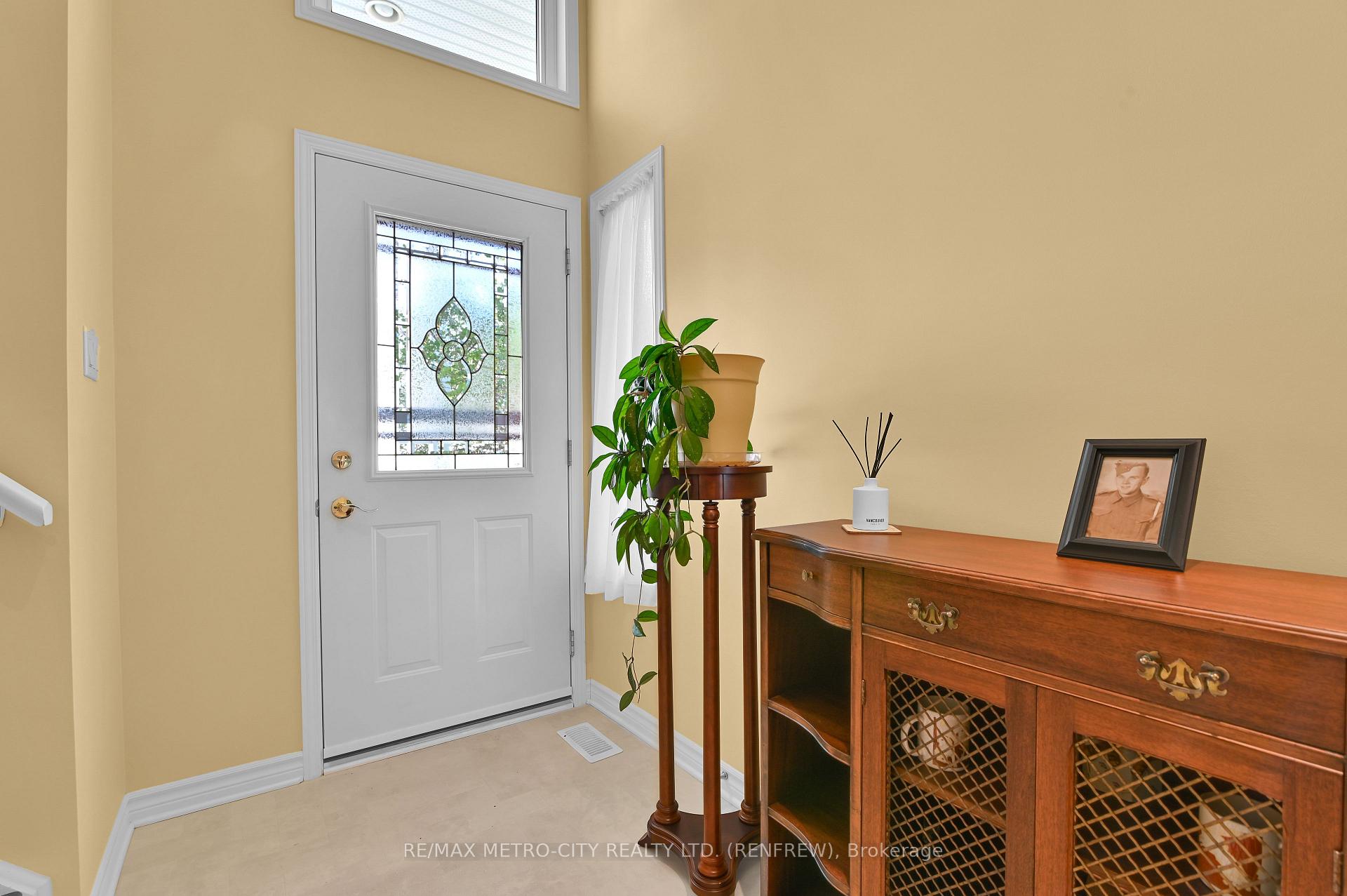 Photo 4 of 854 Eighth Street, Renfrew, Renfrew — HOMEH
