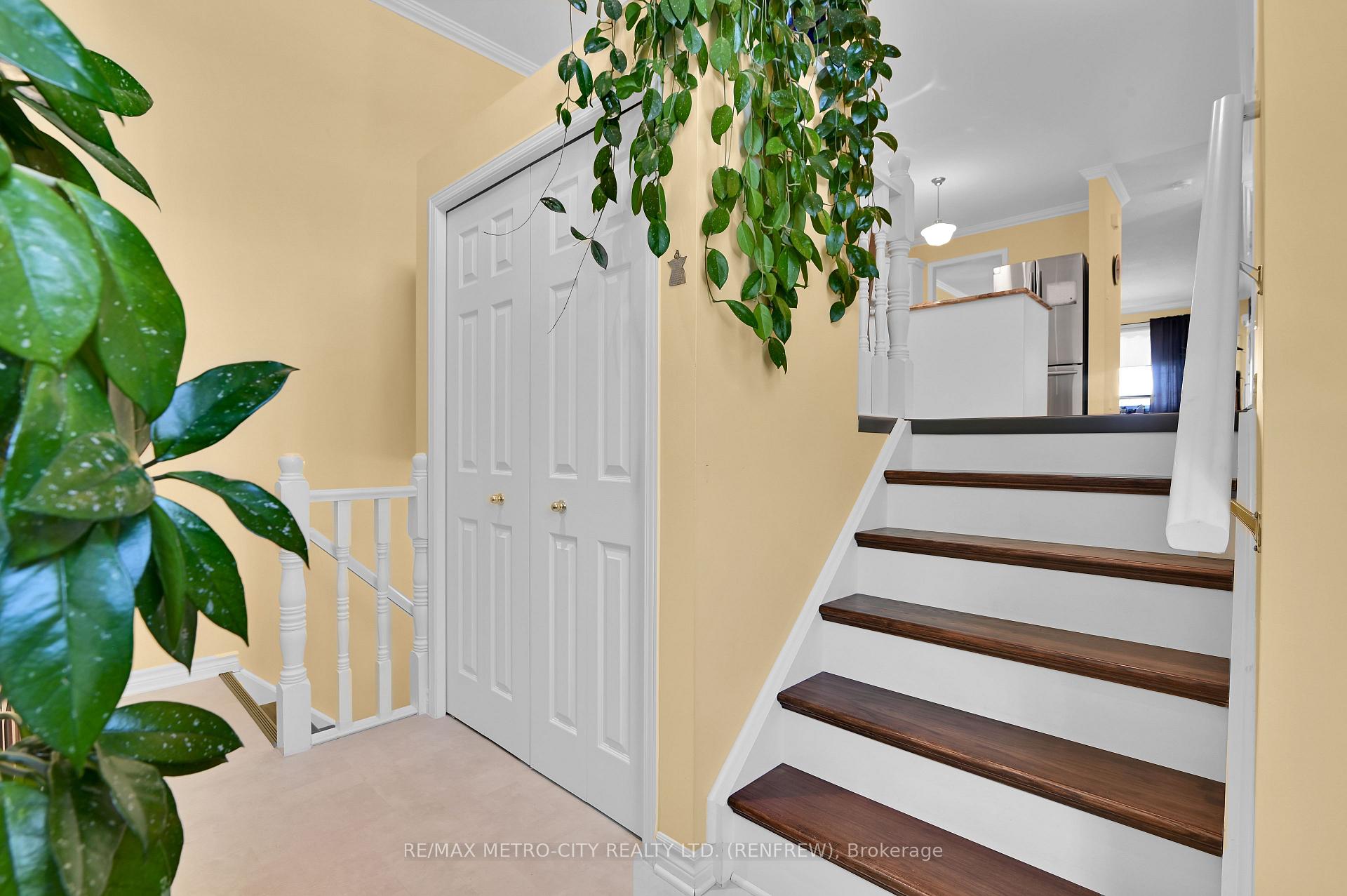 Photo 5 of 854 Eighth Street, Renfrew, Renfrew — HOMEH