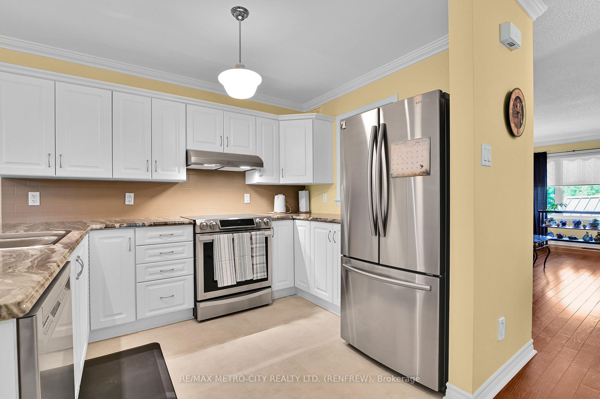Photo 9 of 854 Eighth Street, Renfrew, Renfrew — HOMEH