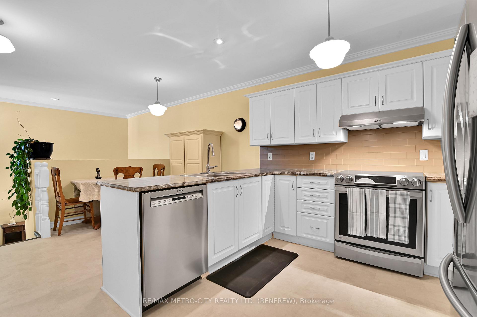 Photo 10 of 854 Eighth Street, Renfrew, Renfrew — HOMEH