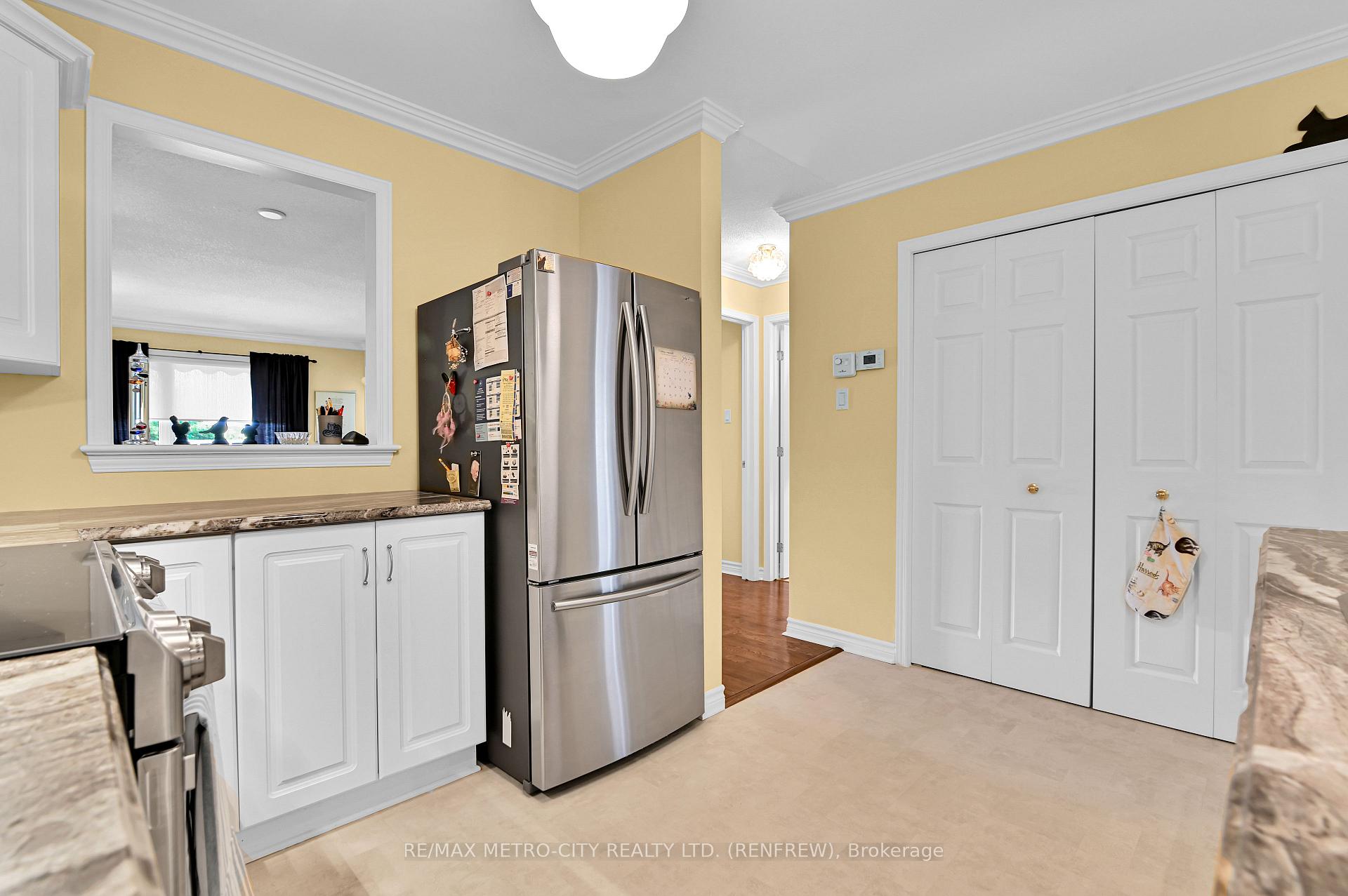 Photo 11 of 854 Eighth Street, Renfrew, Renfrew — HOMEH