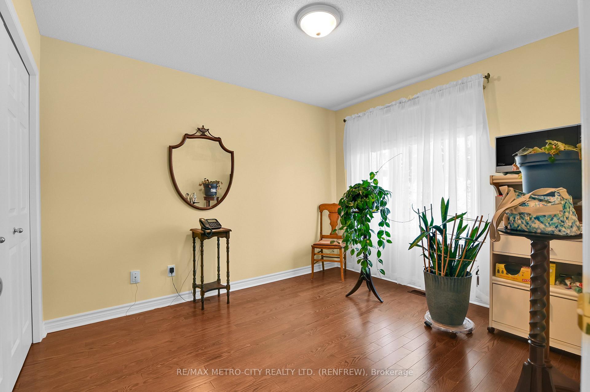 Photo 12 of 854 Eighth Street, Renfrew, Renfrew — HOMEH