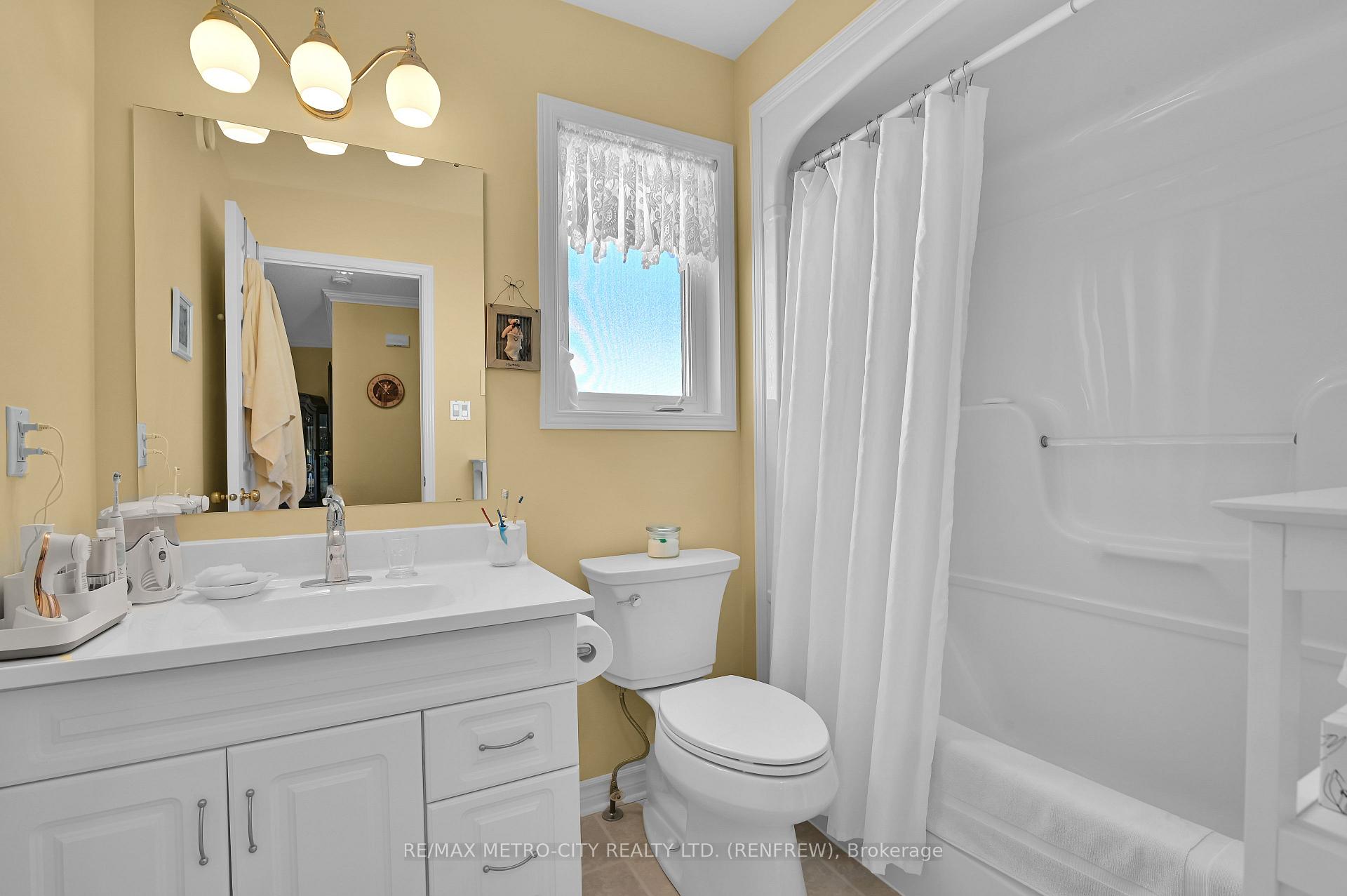 Photo 14 of 854 Eighth Street, Renfrew, Renfrew — HOMEH