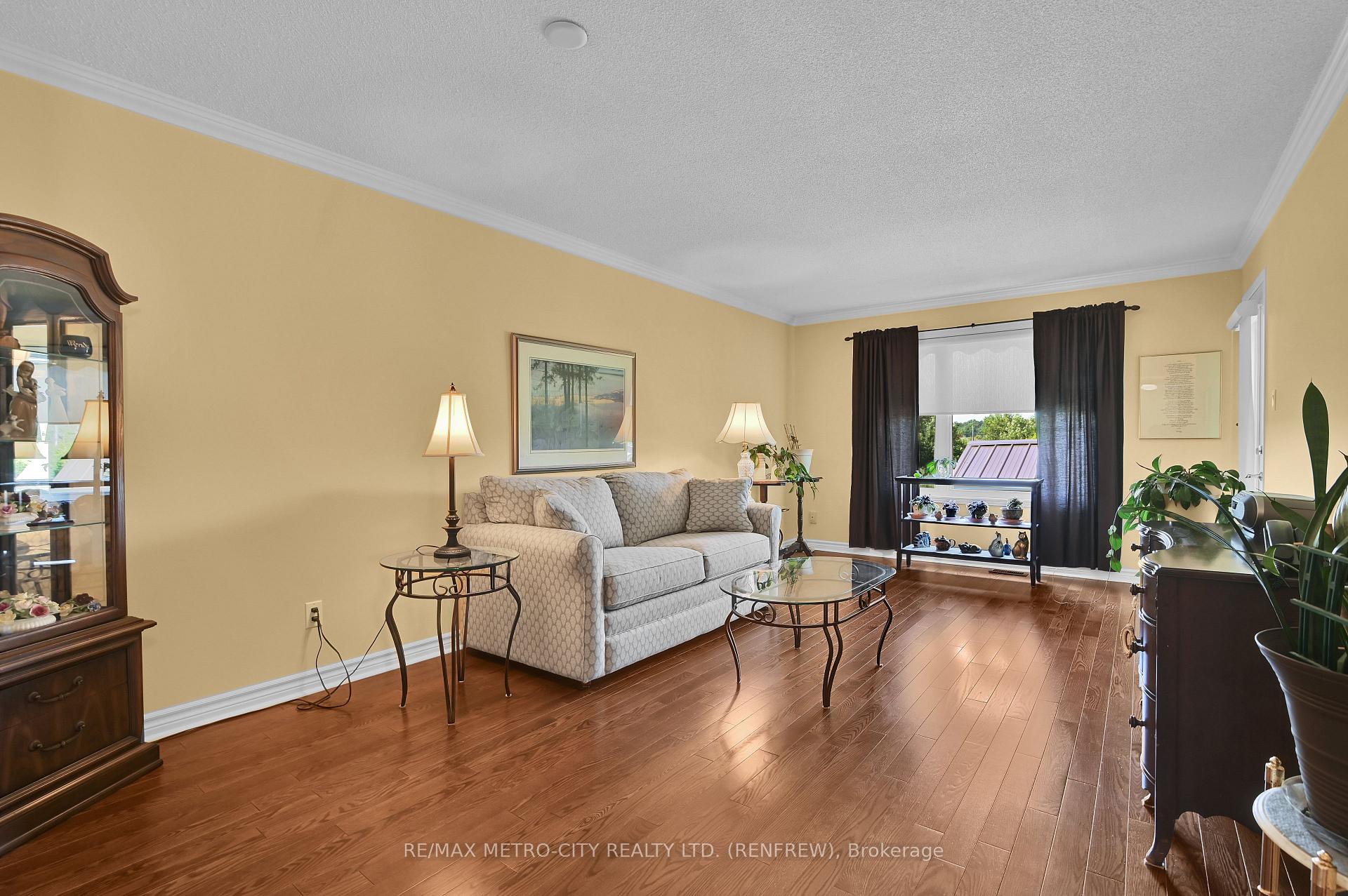 Photo 17 of 854 Eighth Street, Renfrew, Renfrew — HOMEH