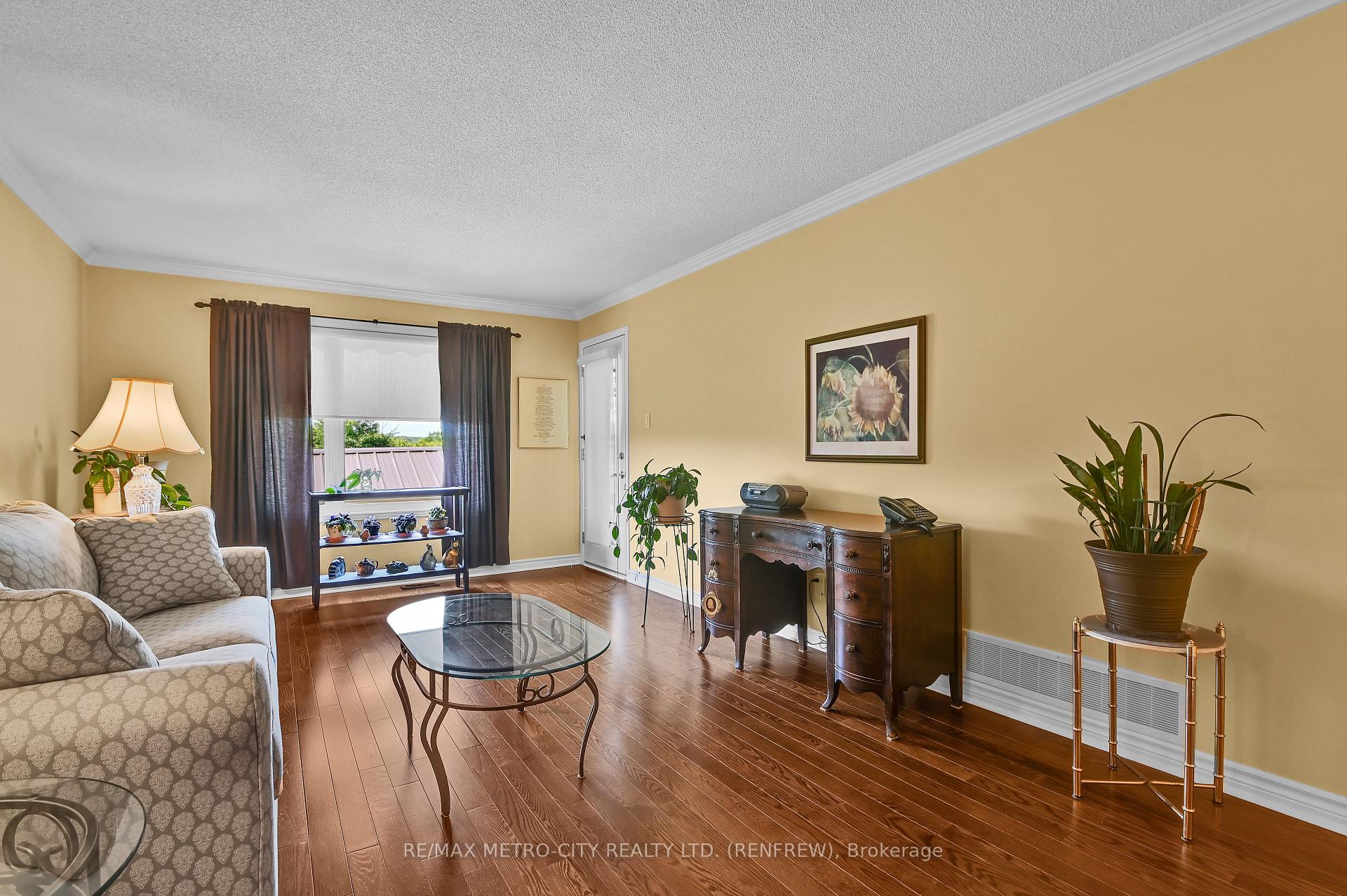 Photo 18 of 854 Eighth Street, Renfrew, Renfrew — HOMEH