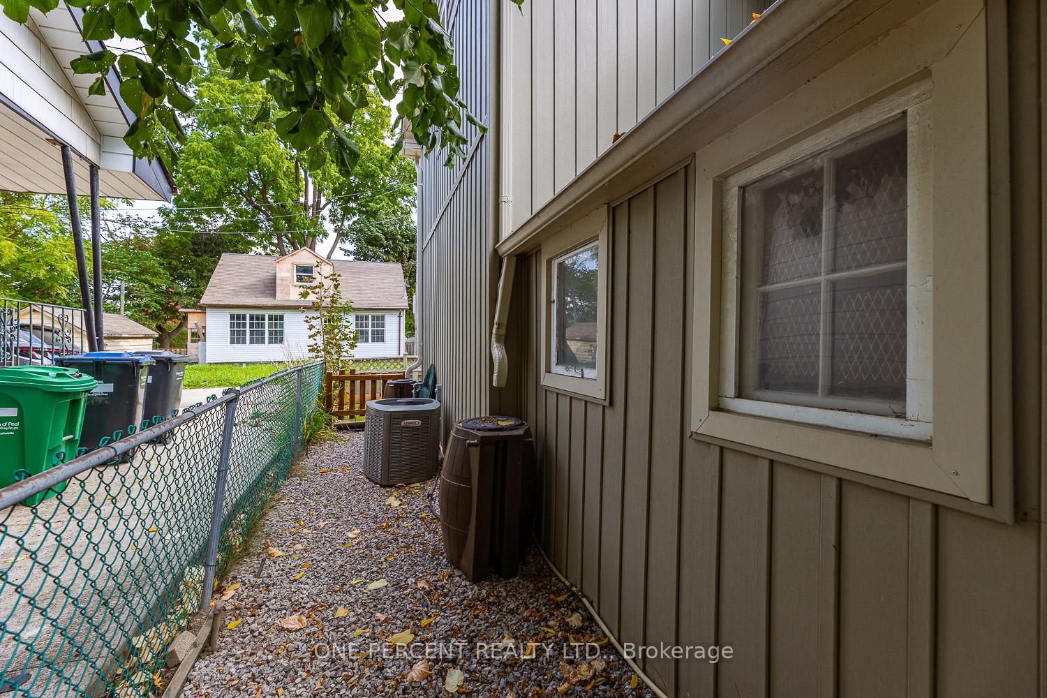 Photo 28 of 3 Bird Avenue, Brampton, Downtown Brampton — HOMEH
