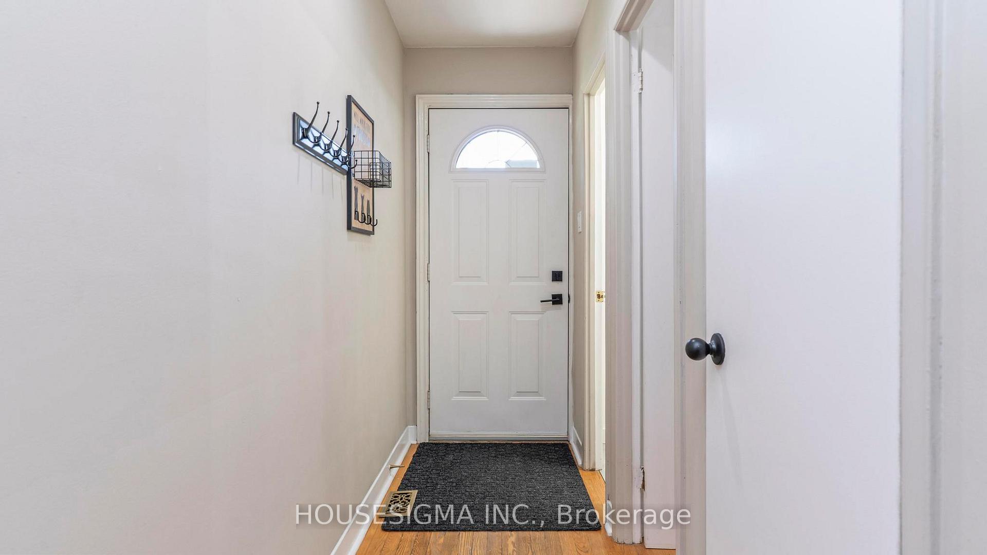 Photo 3 of 16 Arbour Glen Crescent, London, East A — HOMEH