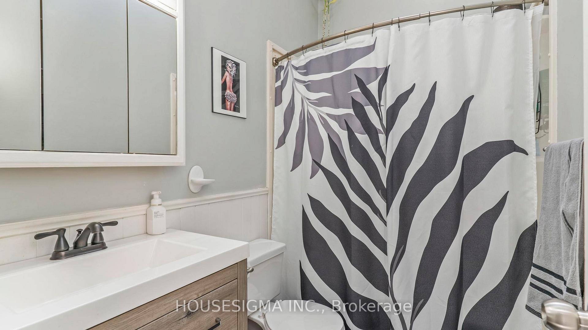 Photo 15 of 16 Arbour Glen Crescent, London, East A — HOMEH