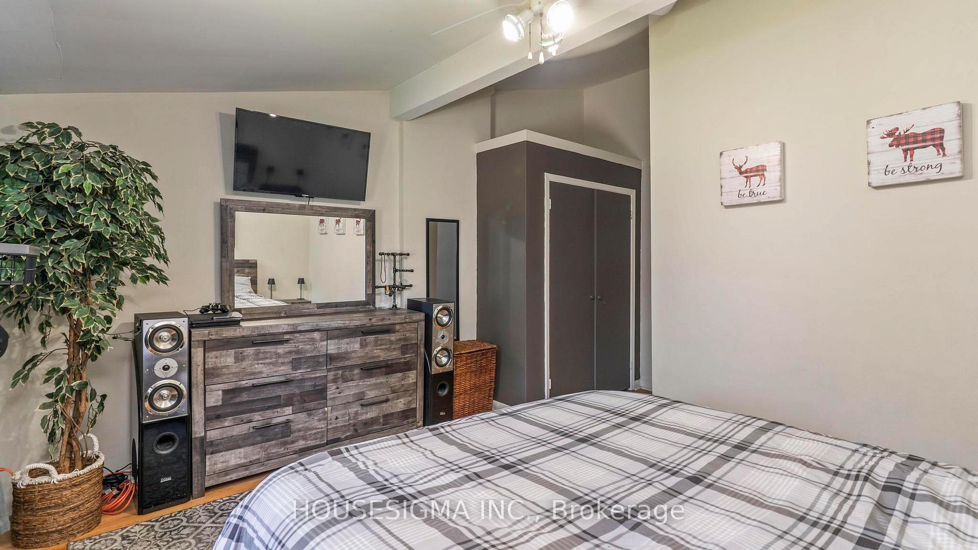 Photo 19 of 16 Arbour Glen Crescent, London, East A — HOMEH