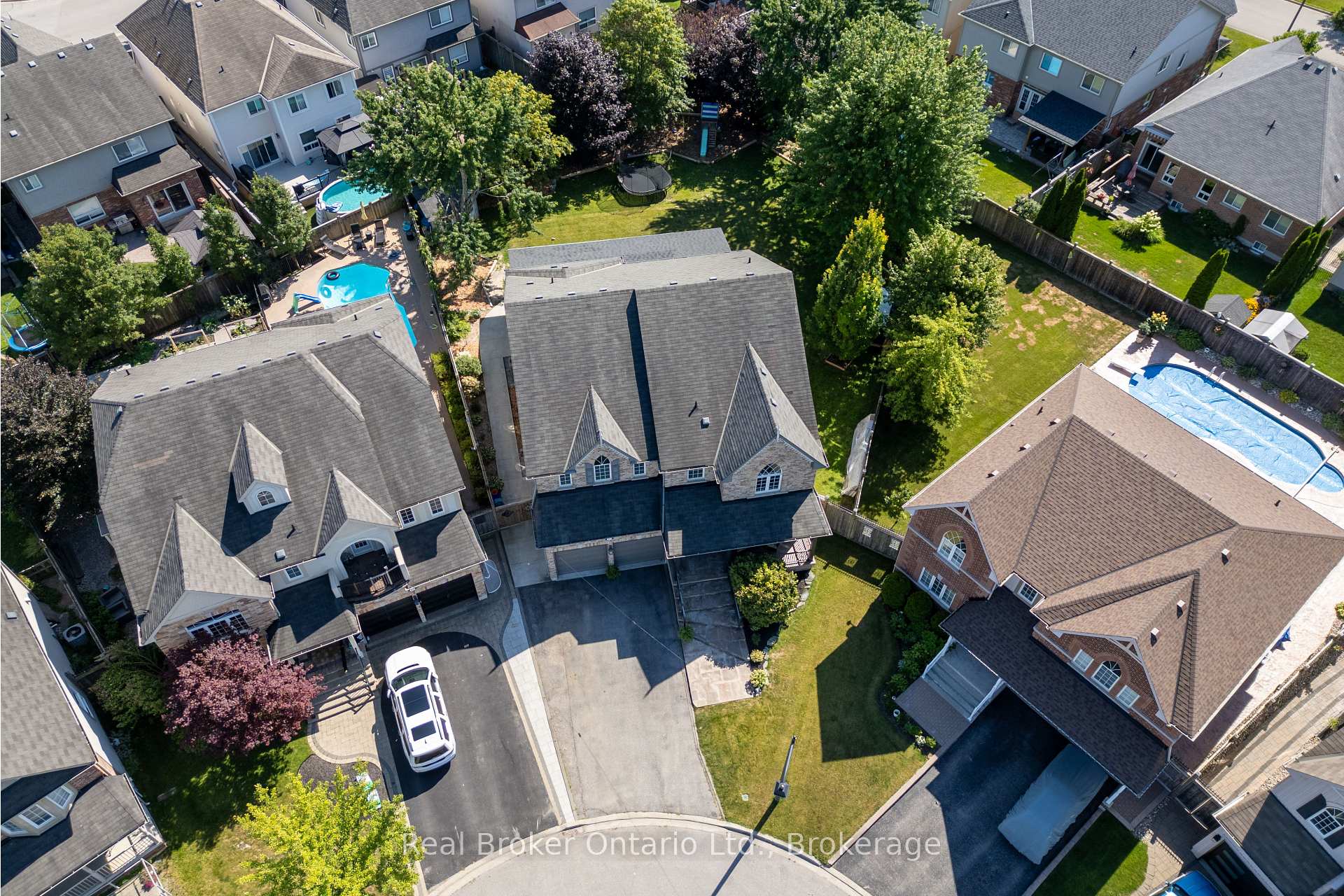 Photo 3 of 51 Brough Court, Clarington, Bowmanville — HOMEH