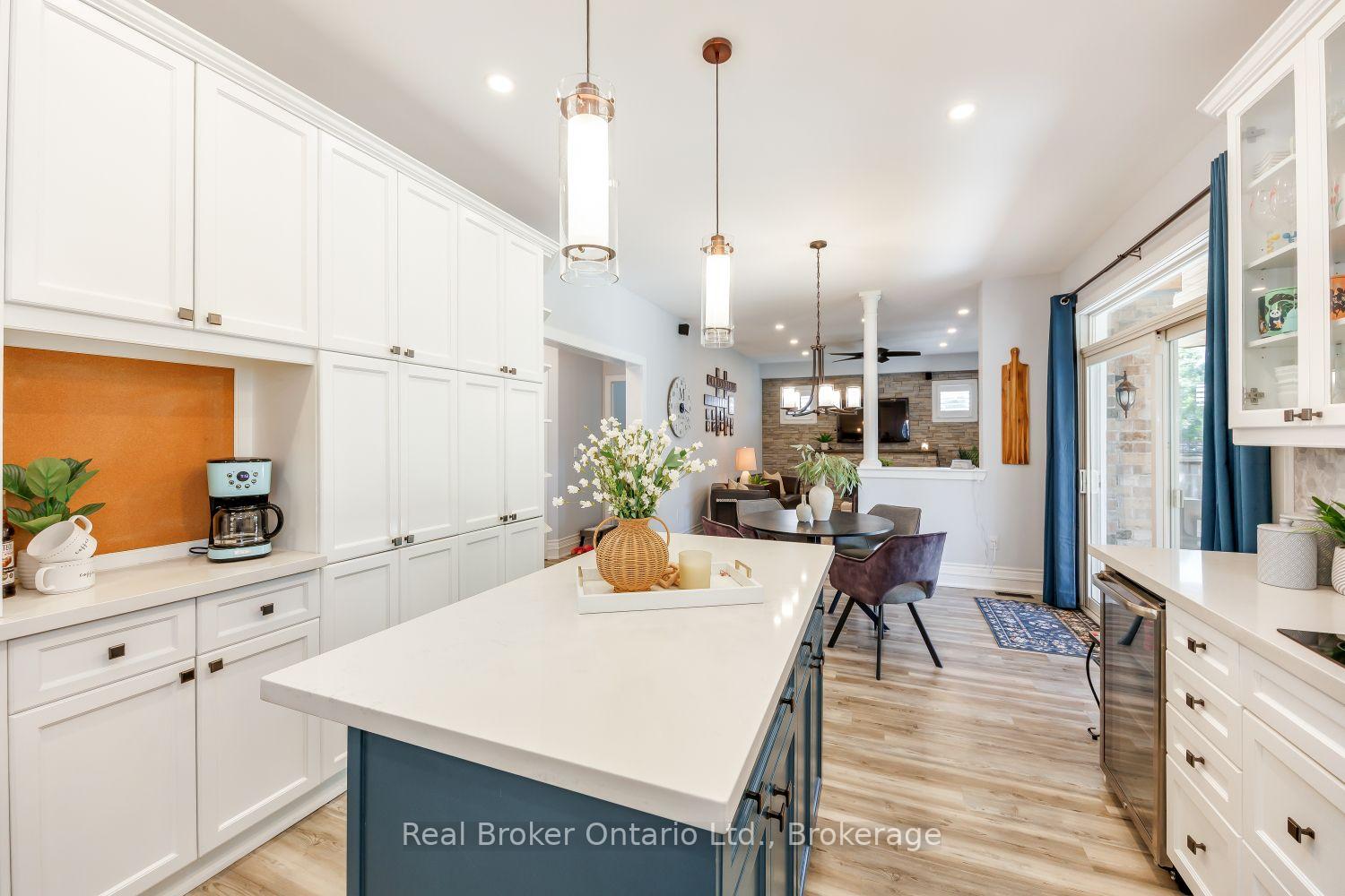 Photo 10 of 51 Brough Court, Clarington, Bowmanville — HOMEH