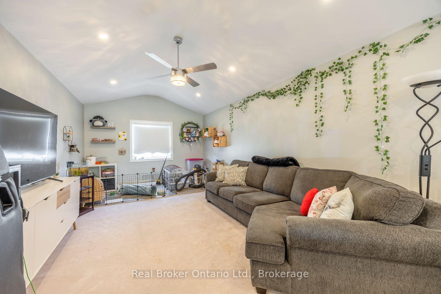 Photo 33 of 51 Brough Court, Clarington, Bowmanville — HOMEH