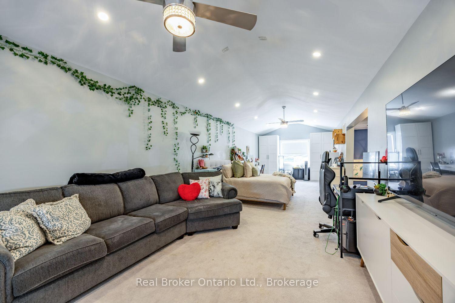 Photo 34 of 51 Brough Court, Clarington, Bowmanville — HOMEH