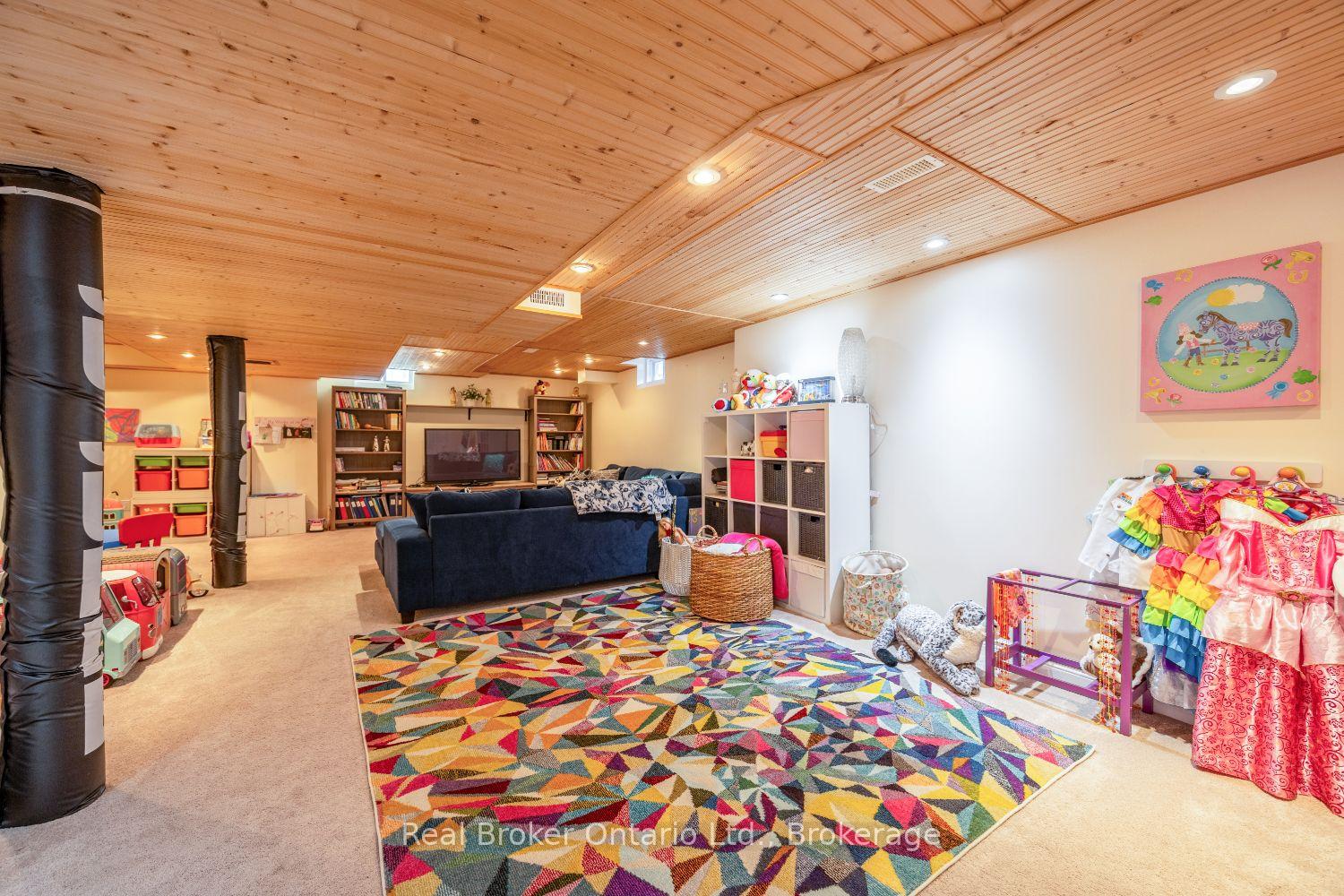 Photo 37 of 51 Brough Court, Clarington, Bowmanville — HOMEH