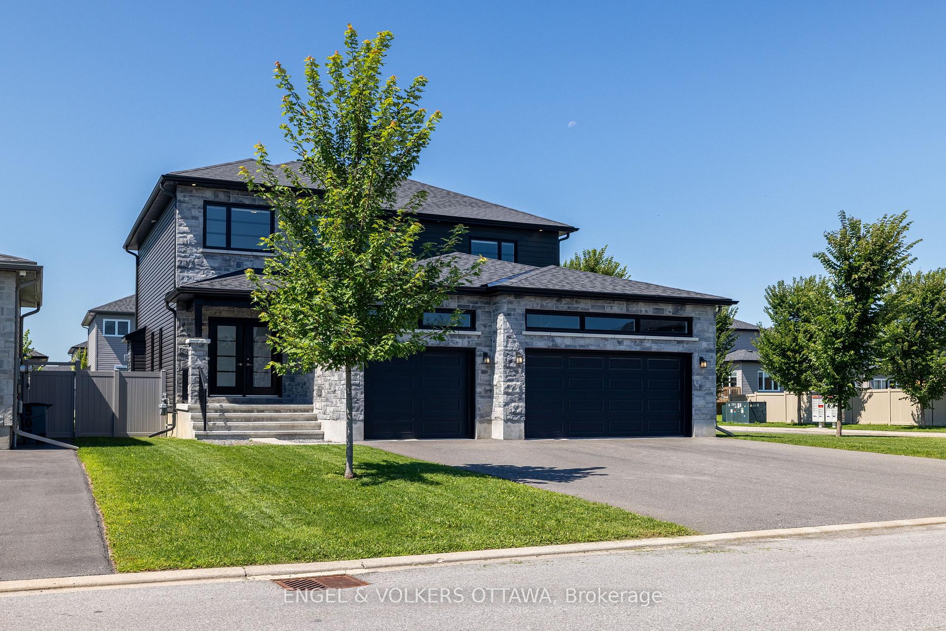 Photo 2 of 501 Lucent Street, Russell, Russell Twp — HOMEH