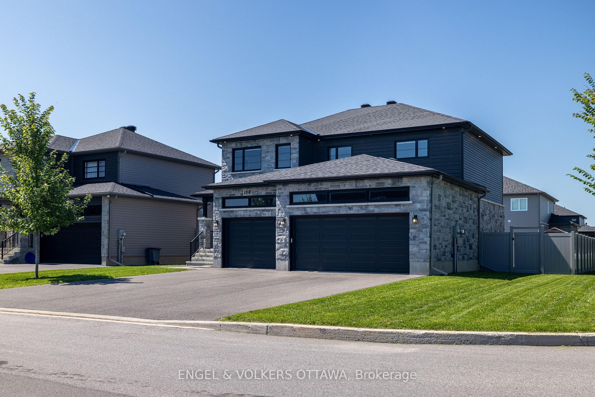 Photo 3 of 501 Lucent Street, Russell, Russell Twp — HOMEH