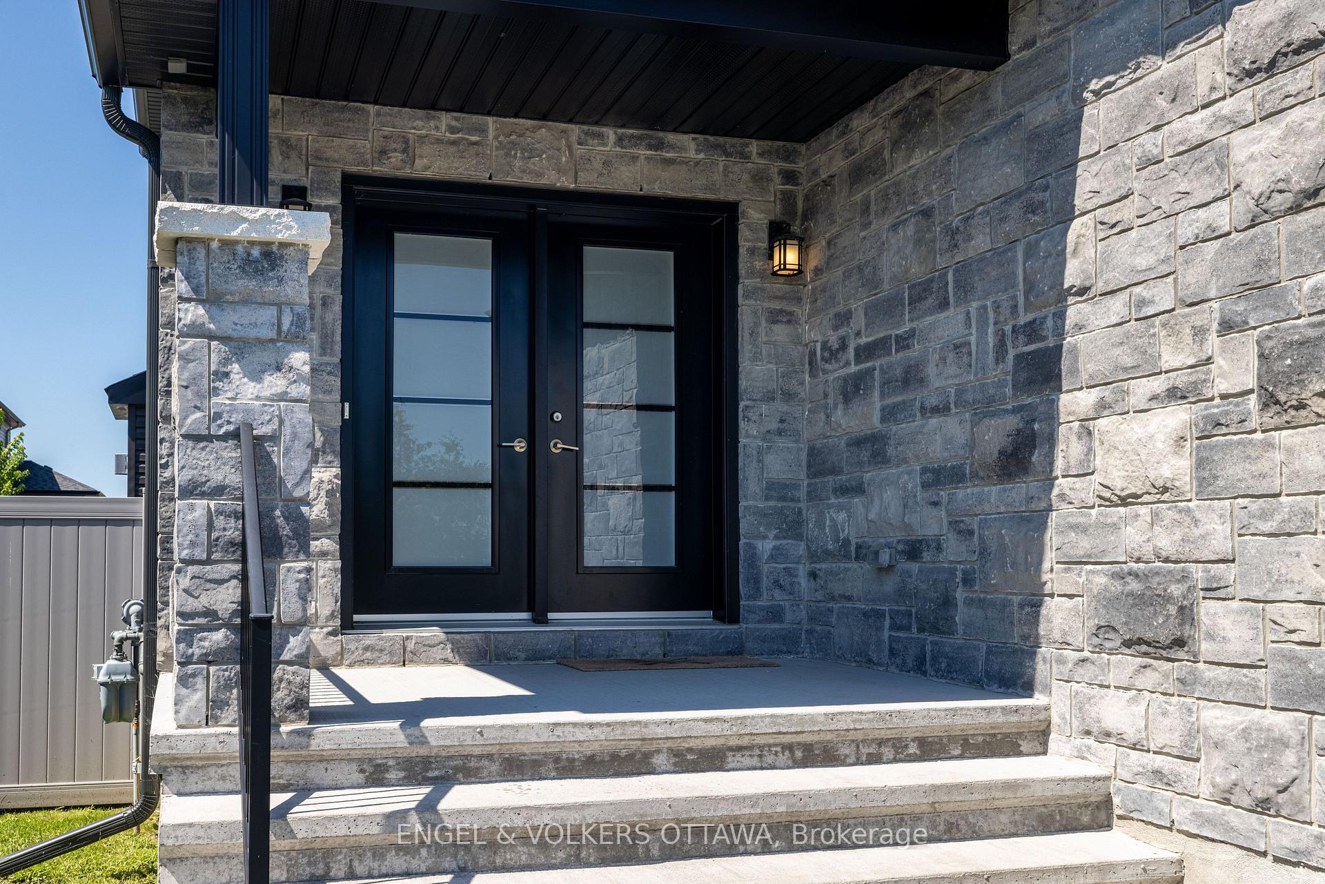 Photo 4 of 501 Lucent Street, Russell, Russell Twp — HOMEH