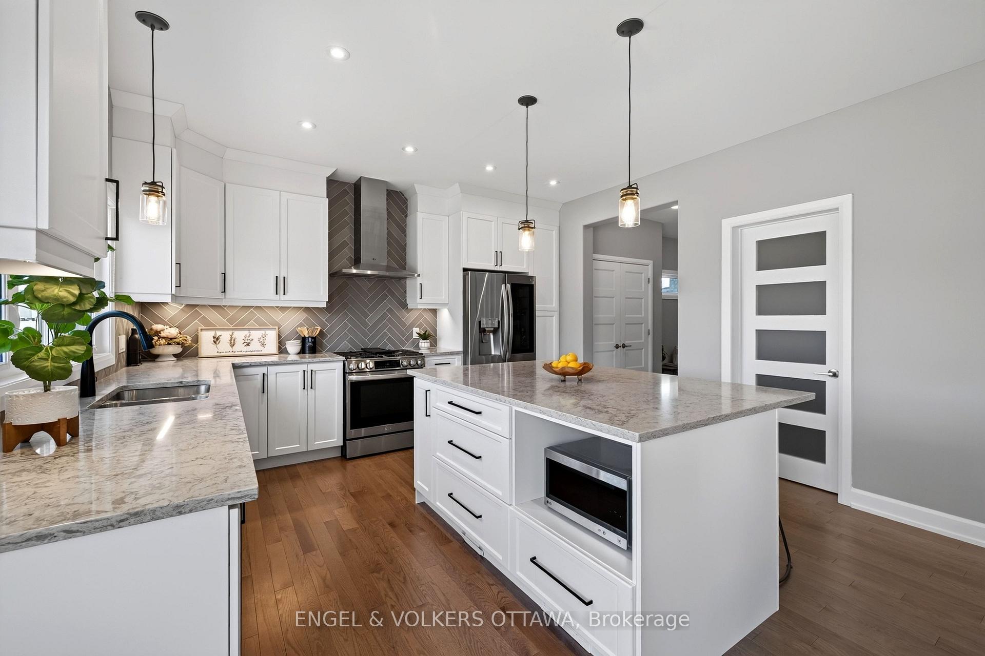 Photo 15 of 501 Lucent Street, Russell, Russell Twp — HOMEH