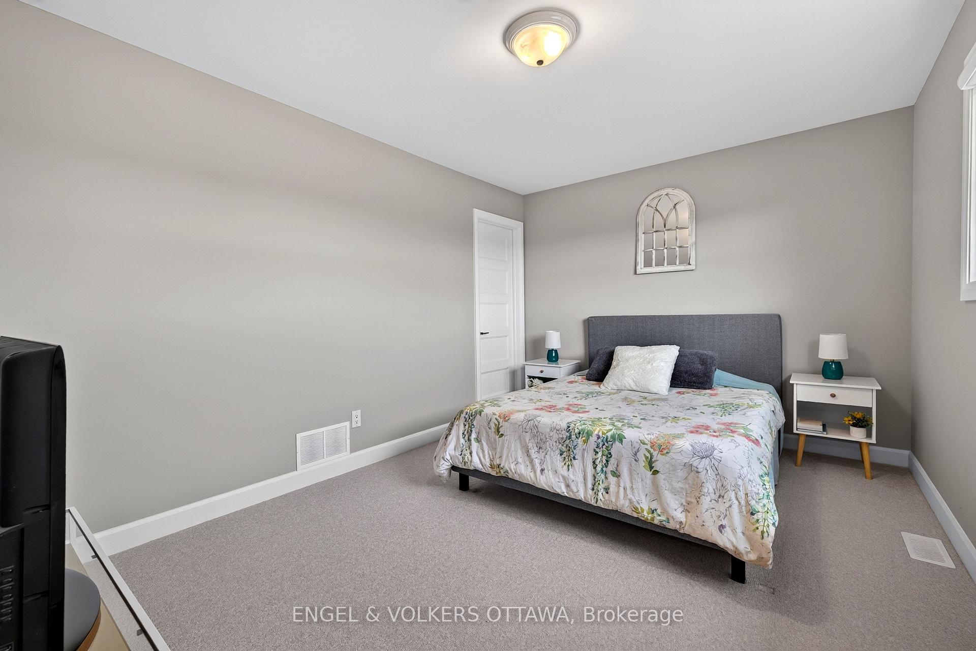 Photo 32 of 501 Lucent Street, Russell, Russell Twp — HOMEH