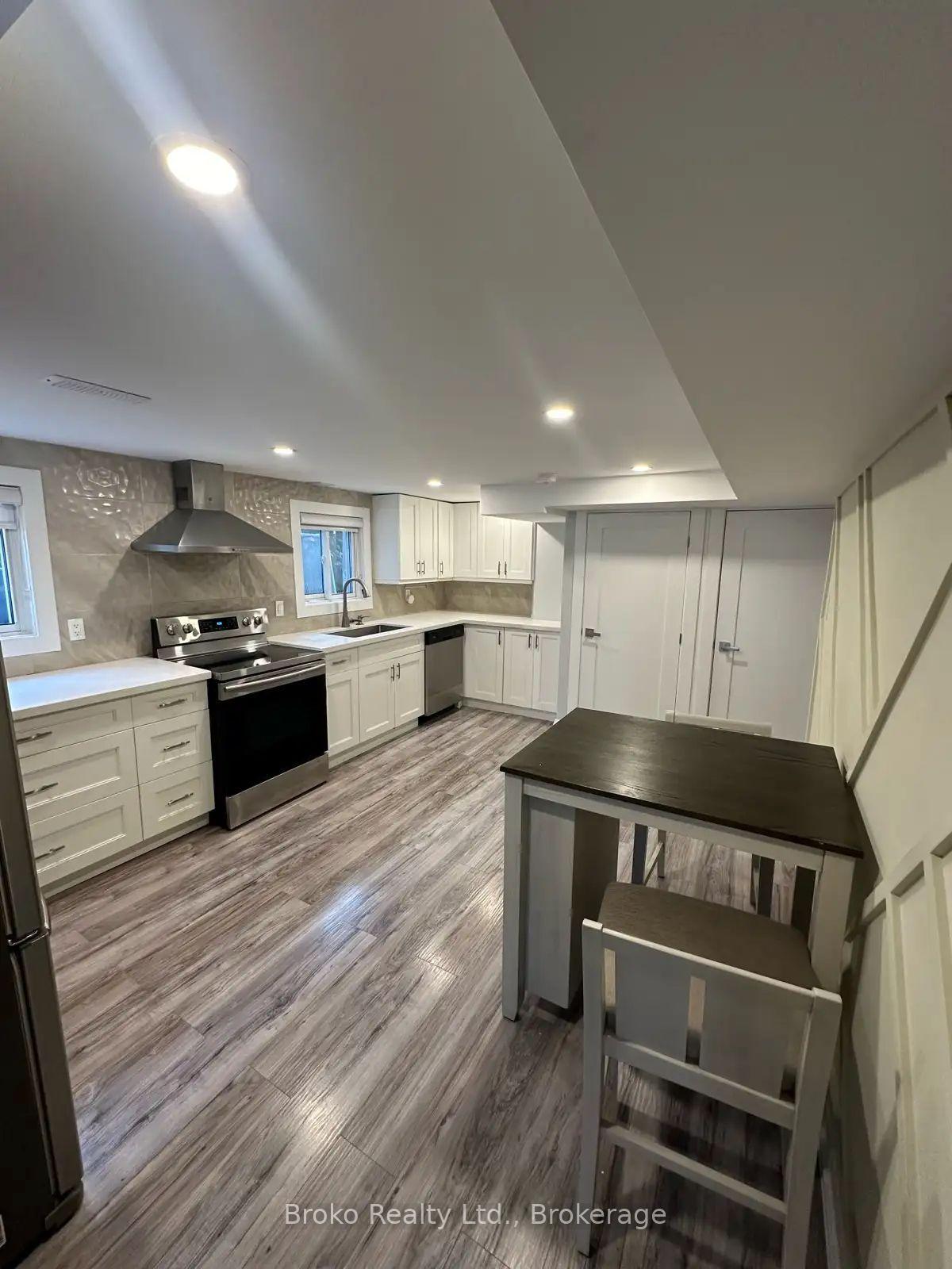 Photo 4 of 468 Appledore Crescent, Mississauga, Cooksville — HOMEH
