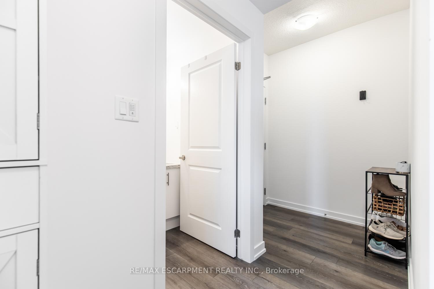 Photo 4 of Unit 531, 10 Mallard Trail, Hamilton, Waterdown — HOMEH