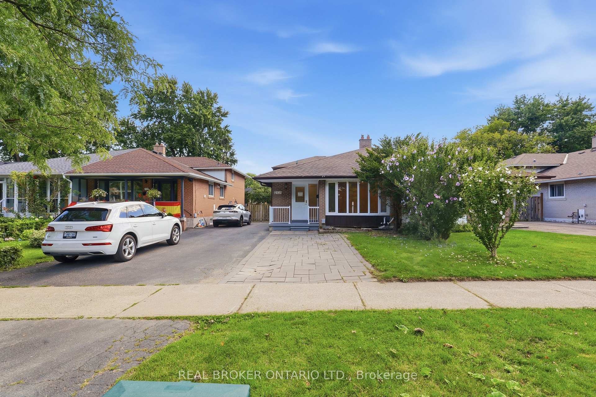 Photo 2 of 2535 Padstow Crescent, Mississauga, Clarkson — HOMEH