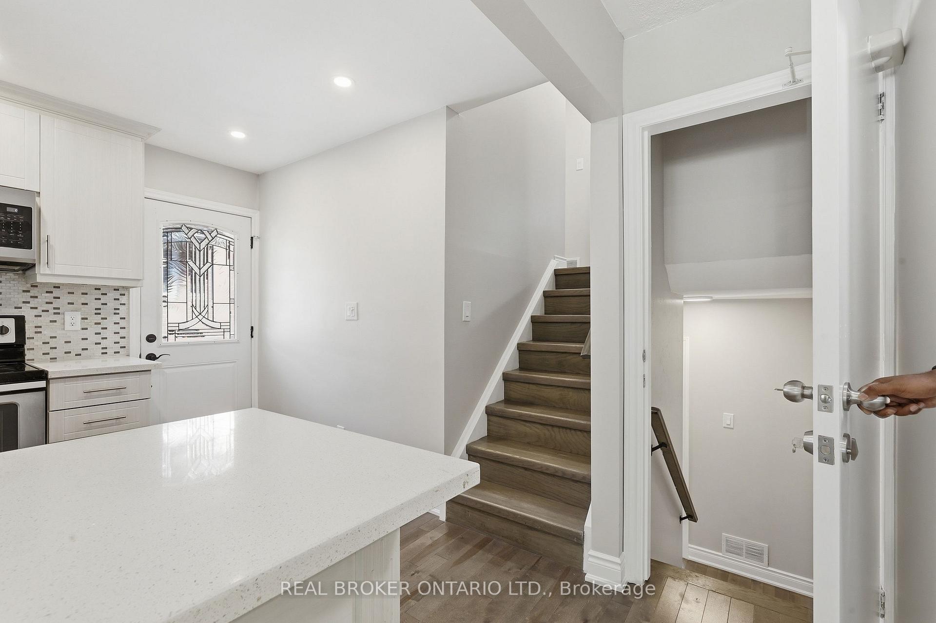 Photo 32 of 2535 Padstow Crescent, Mississauga, Clarkson — HOMEH