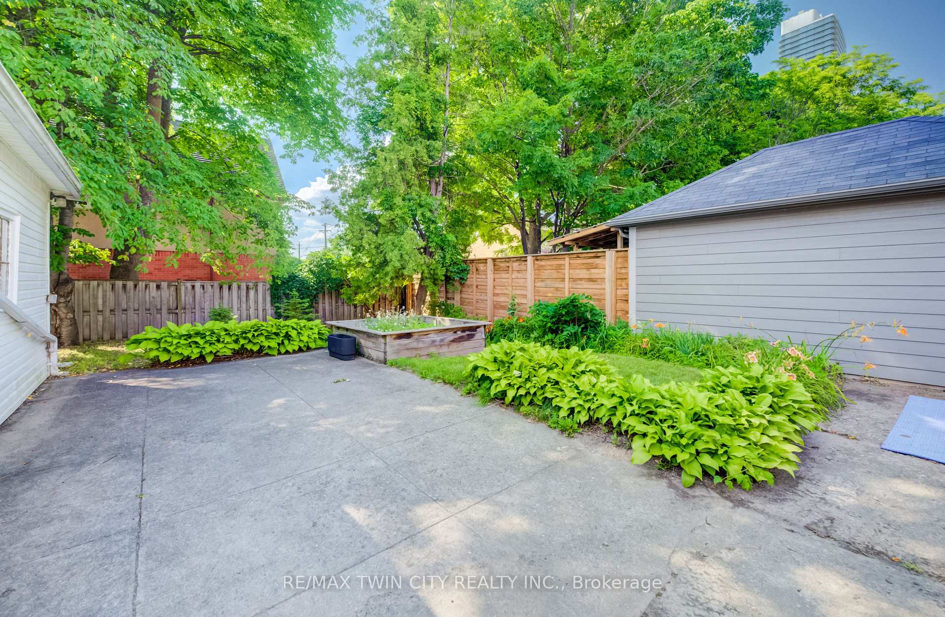 Photo 32 of 36 Heins Avenue, Kitchener, Victoria Park — HOMEH