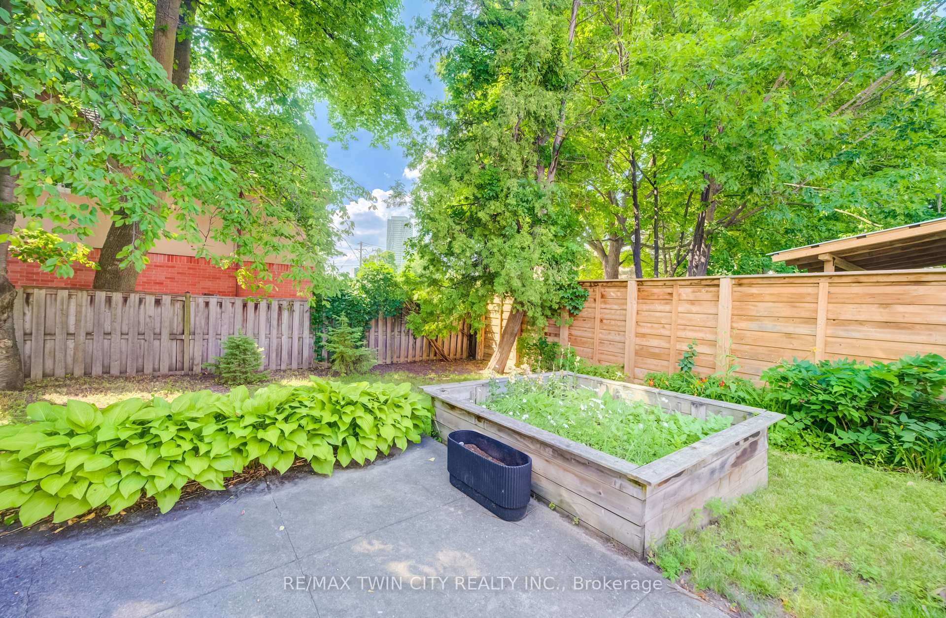 Photo 33 of 36 Heins Avenue, Kitchener, Victoria Park — HOMEH
